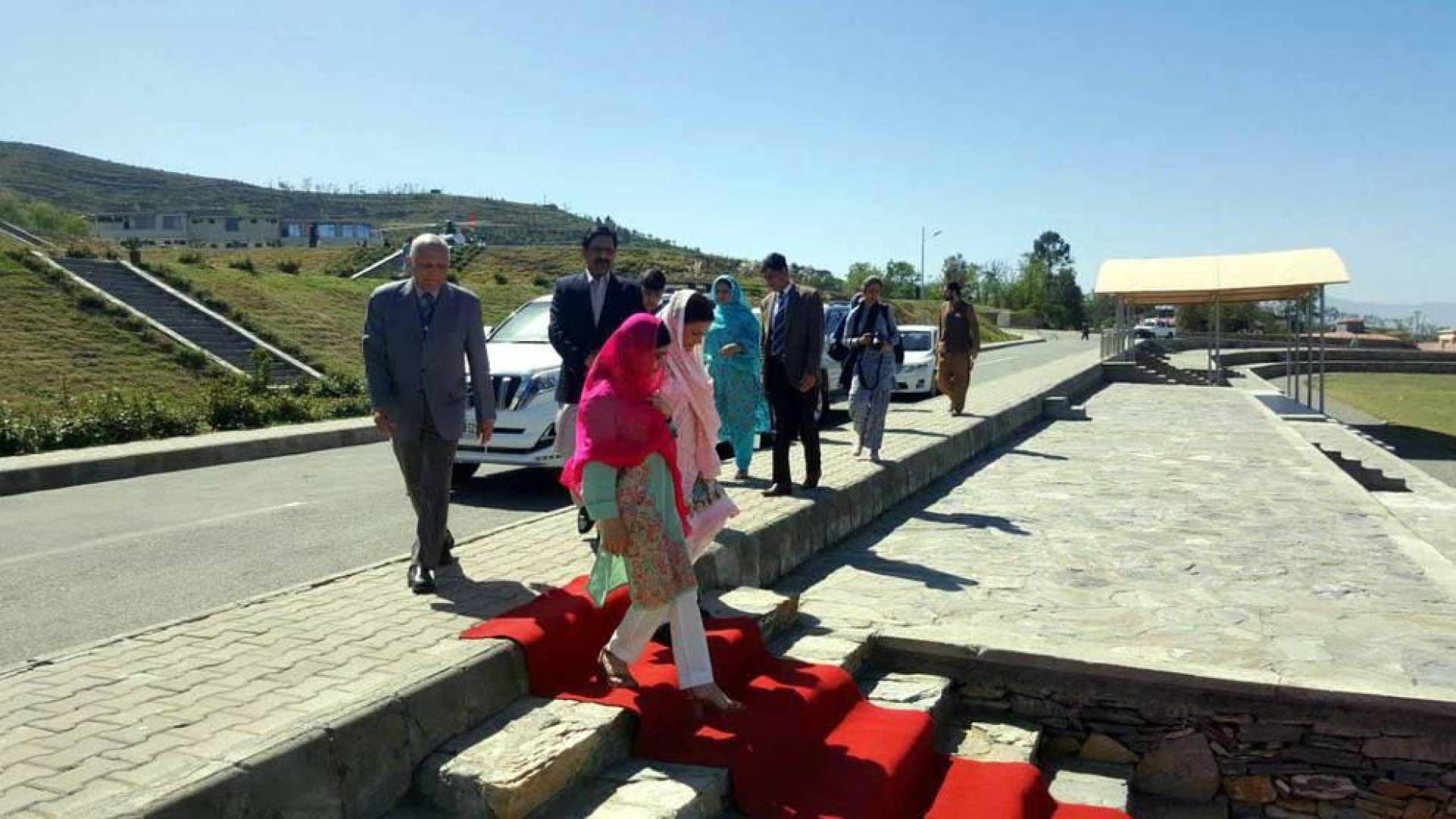 Malala viaja a su ciudad natal en Pakistán entre fuertes medidas de seguridad