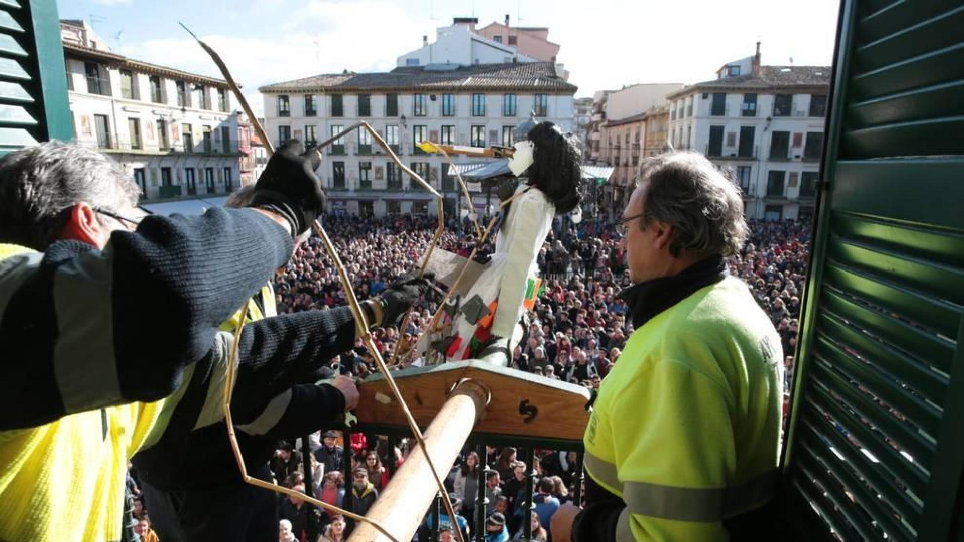 Una multitudinaria quema del Volatín en Tudela recuerda al joven fallecido en 2017