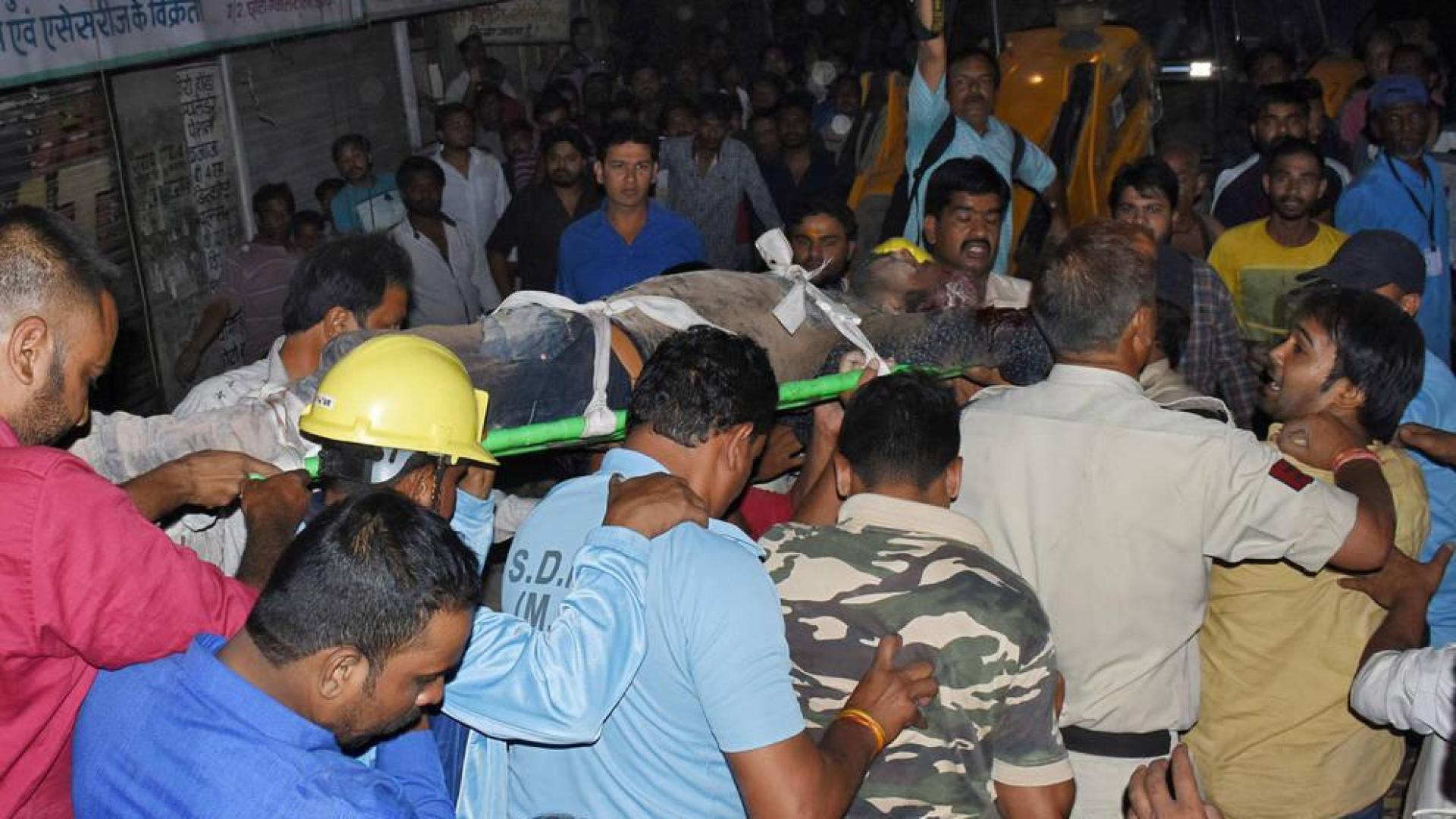 Diez muertos por el derrumbe de un edificio en el centro de la India