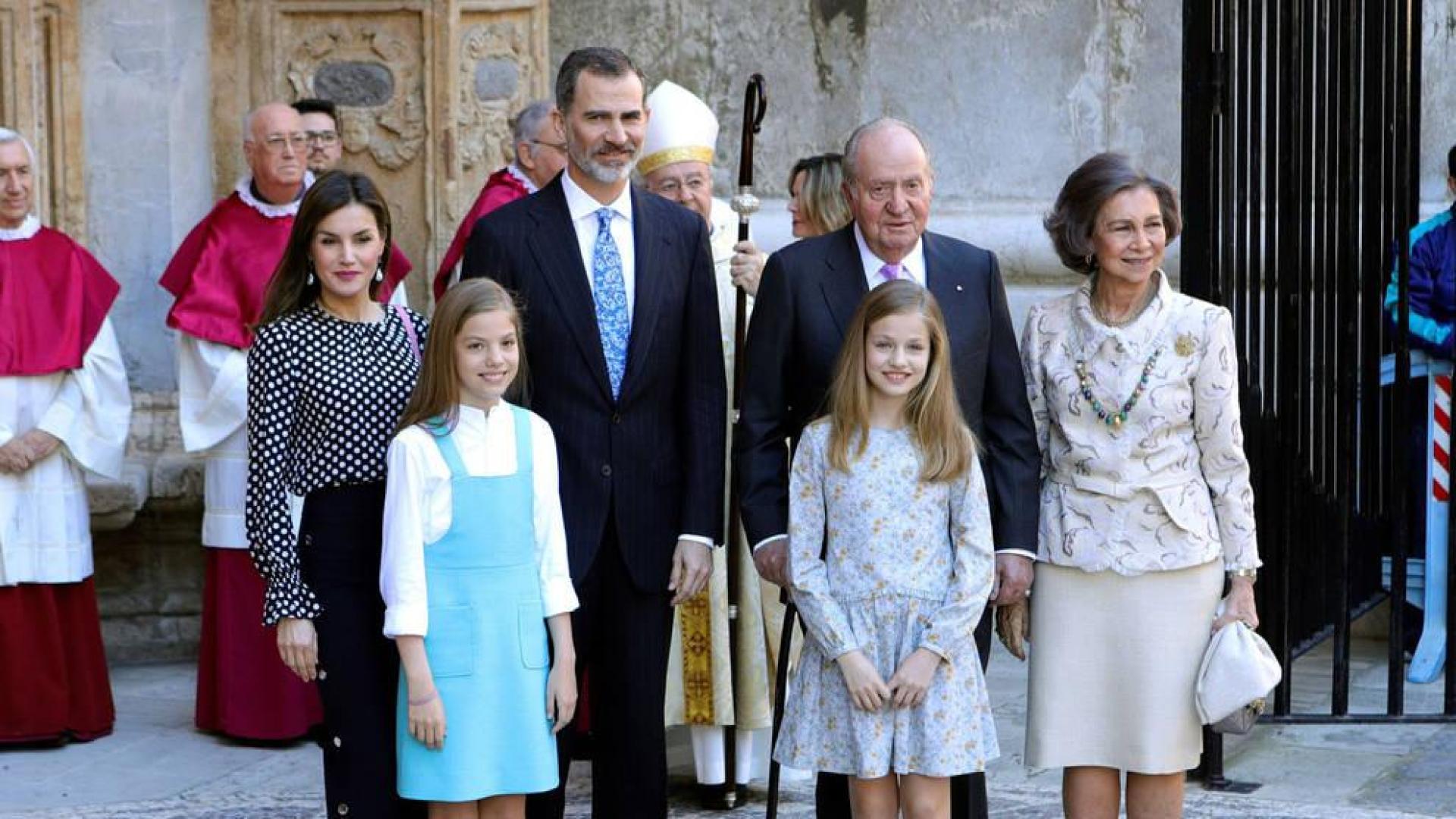 Los Reyes, don Juan Carlos y doña Sofía asisten a la misa de Resurrección en Palma