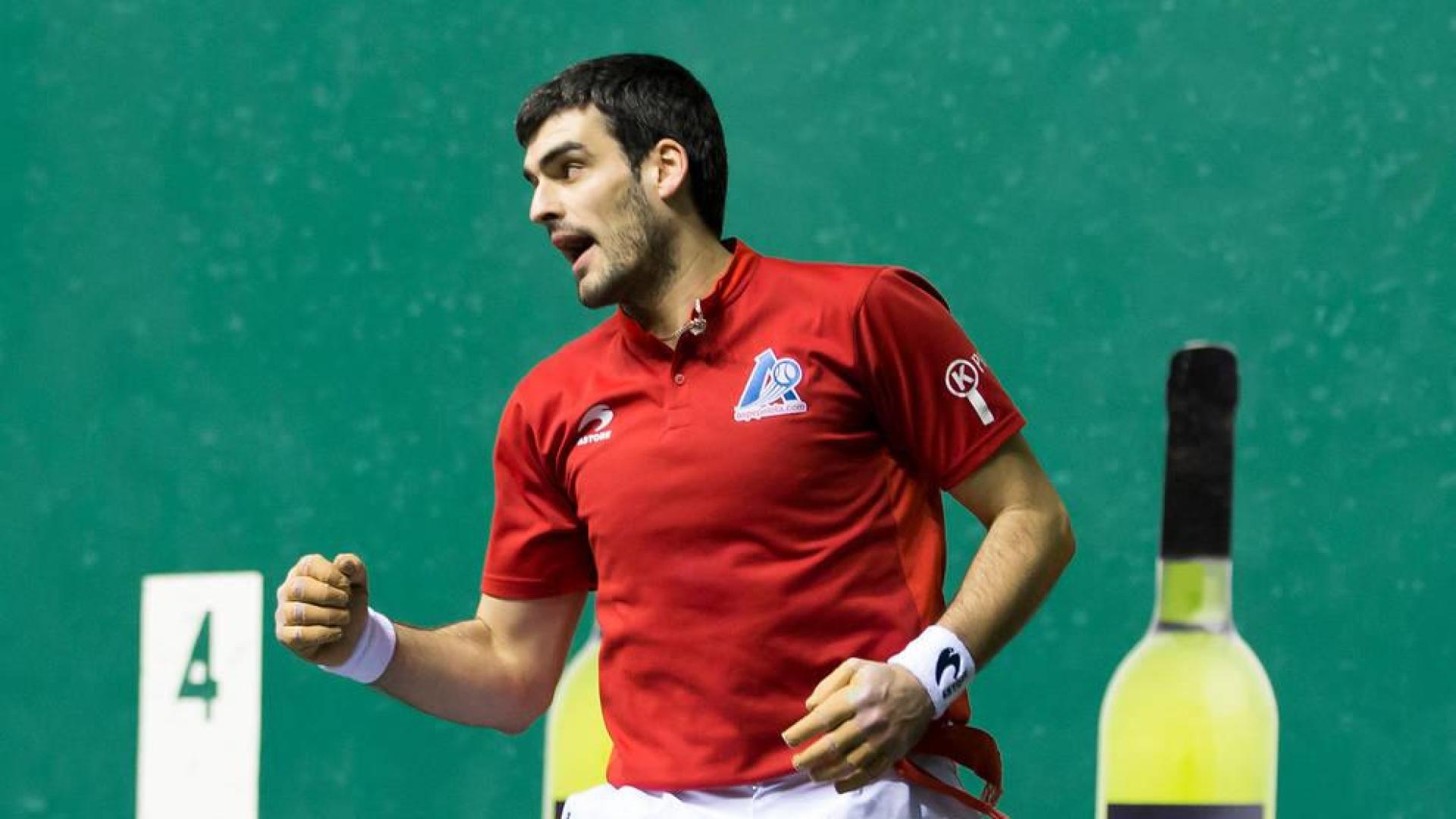 Joseba Ezkurdia celebra un tanto.