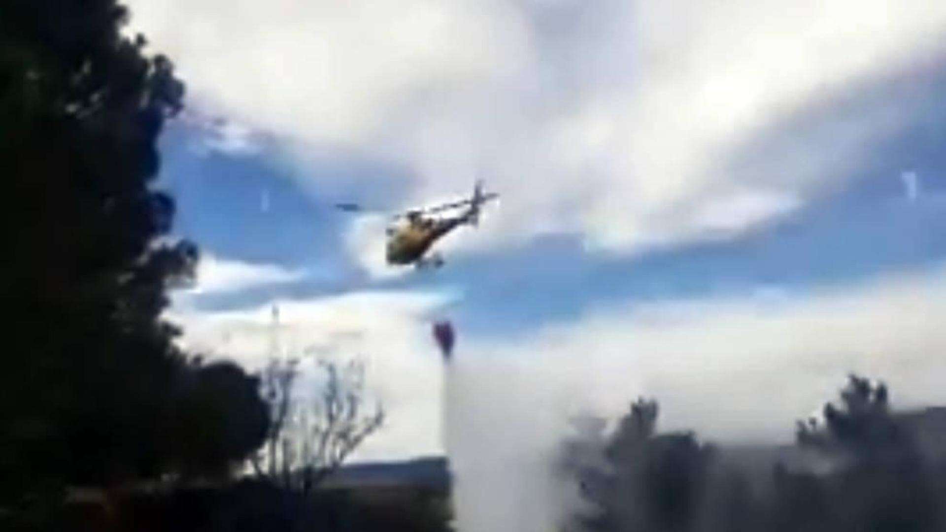 Bomberos trabajan para sofocar un incendio de vegetación en Puente la Reina