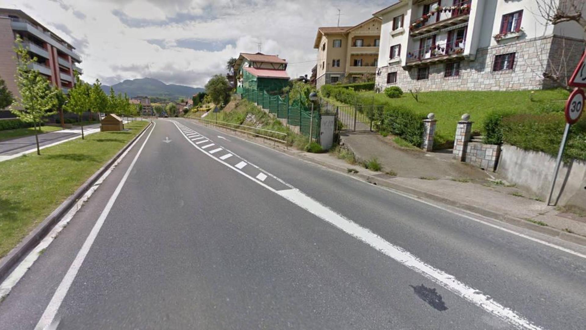 Un vehículo atropella a dos jóvenes y se da a la fuga en Hernani