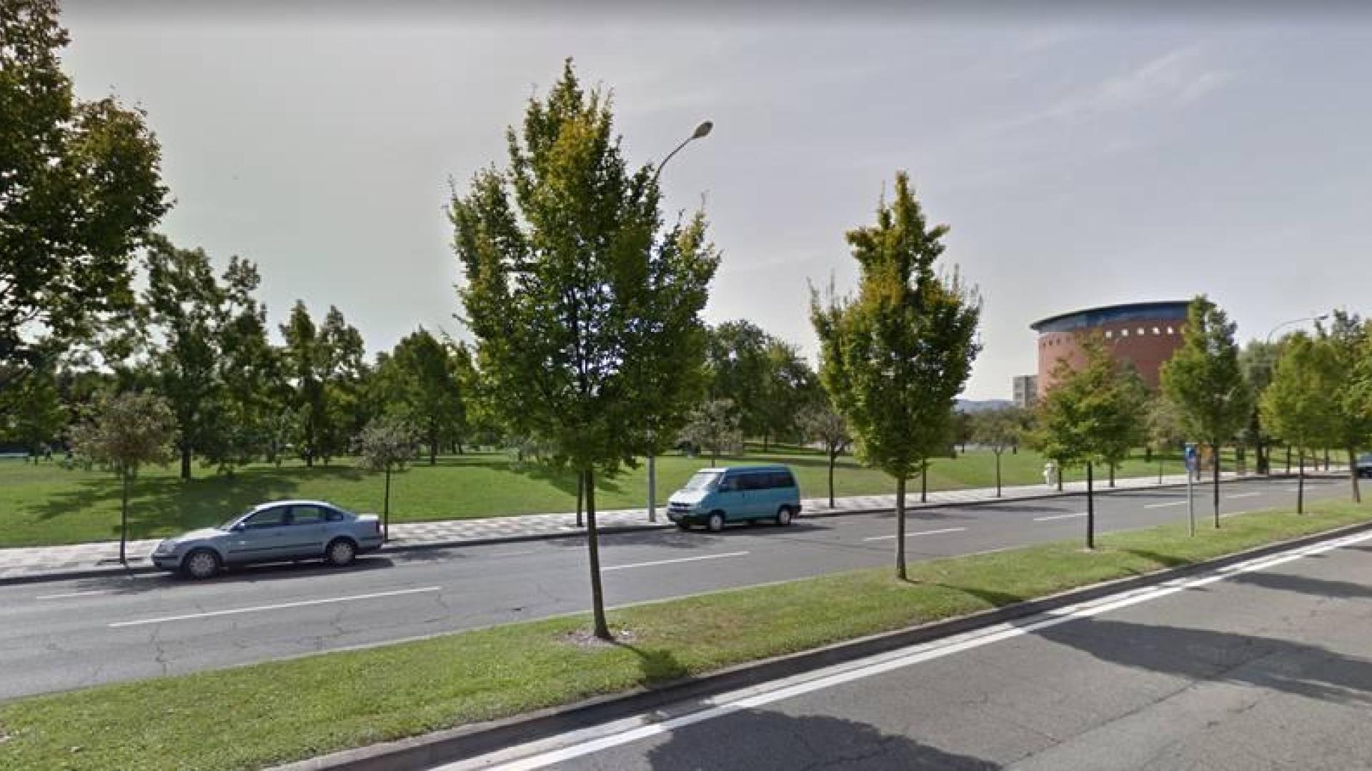 Da positivo en alcohol tras chocar contra tres vehículos aparcados en Pamplona