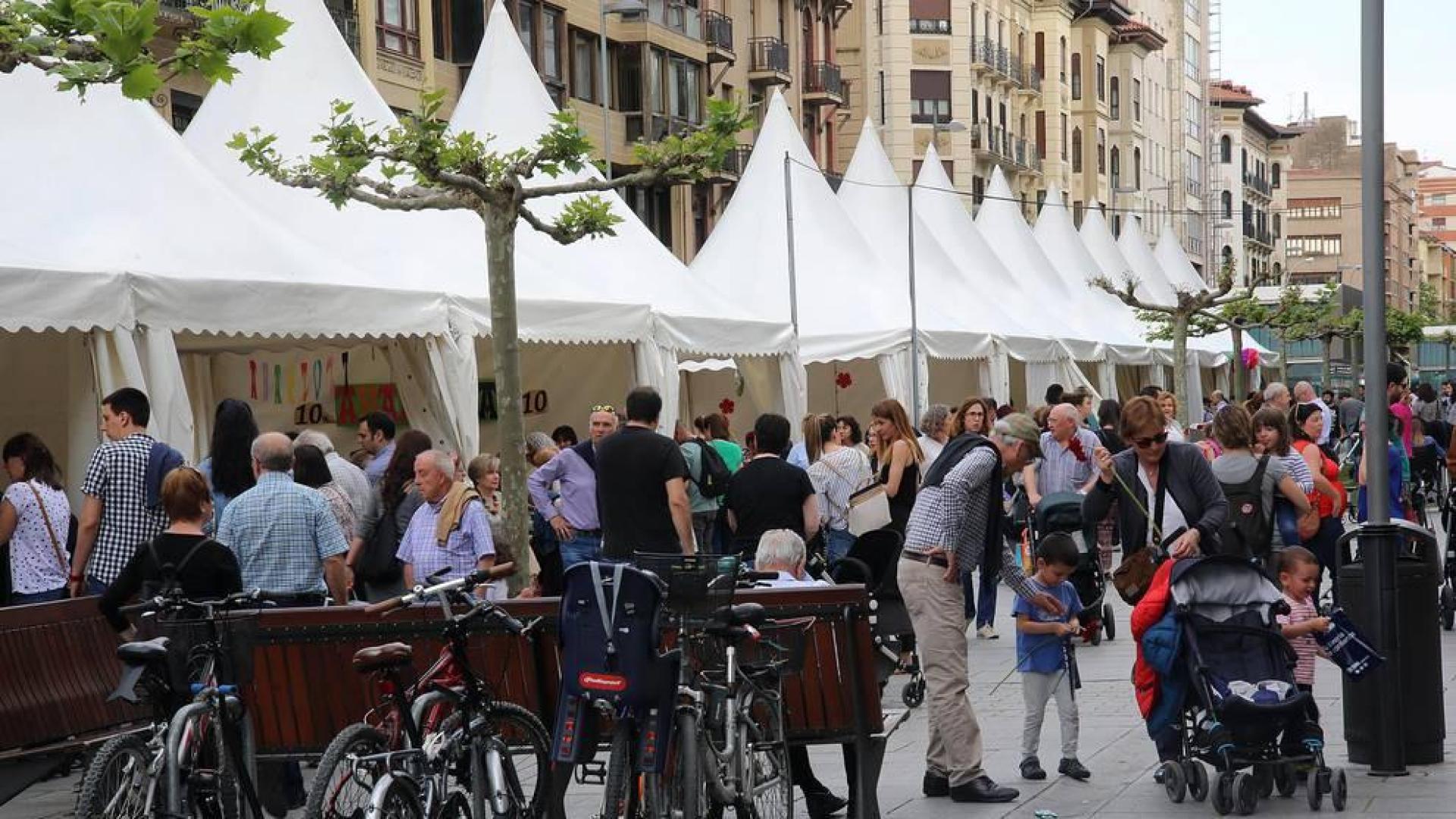 Numeroso puestos de librerías ofrecieron descuentos a los navarros en la Avenida Carlos III