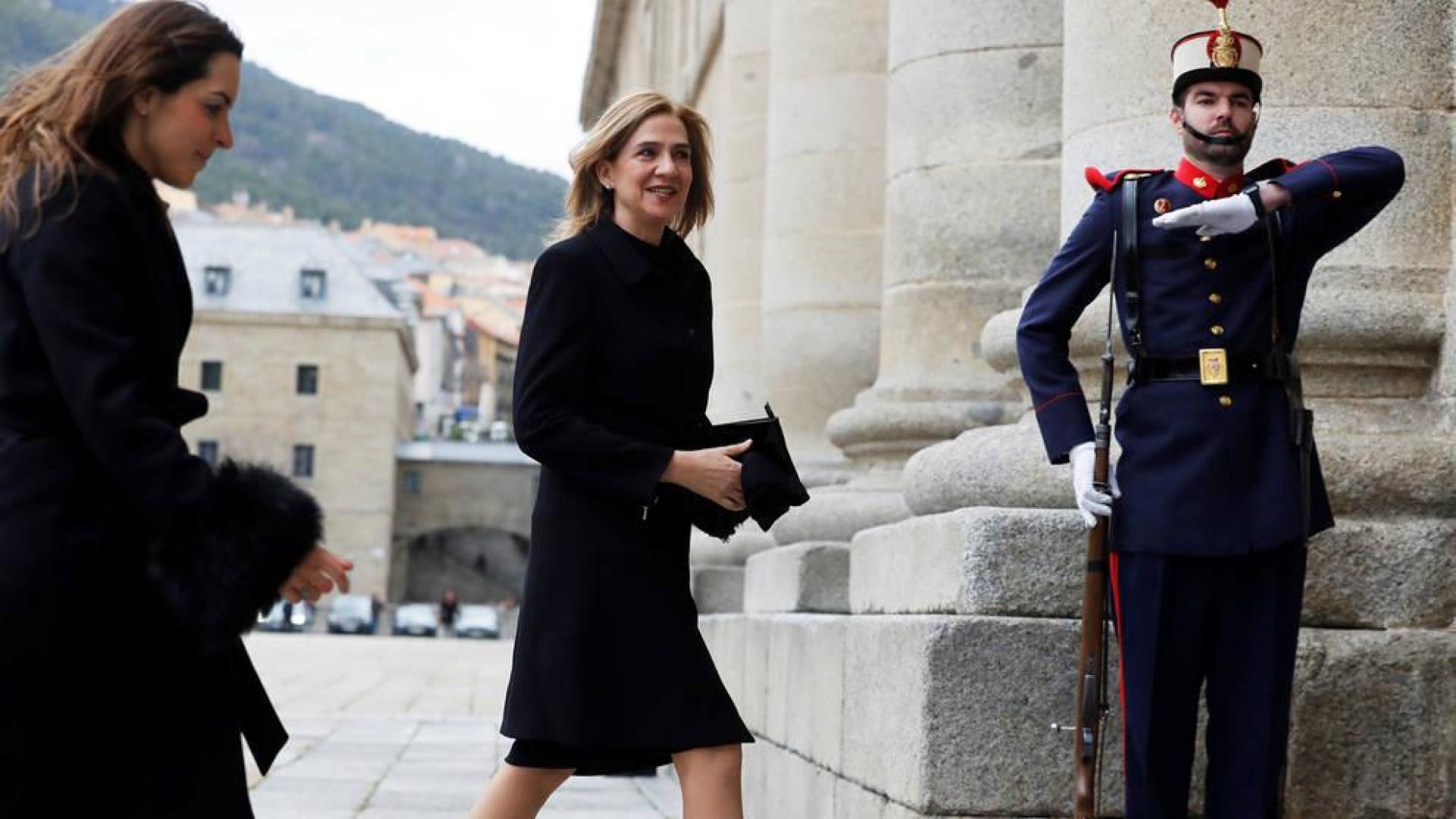 La infanta Cristina asiste a la misa por don Juan que presiden los Reyes