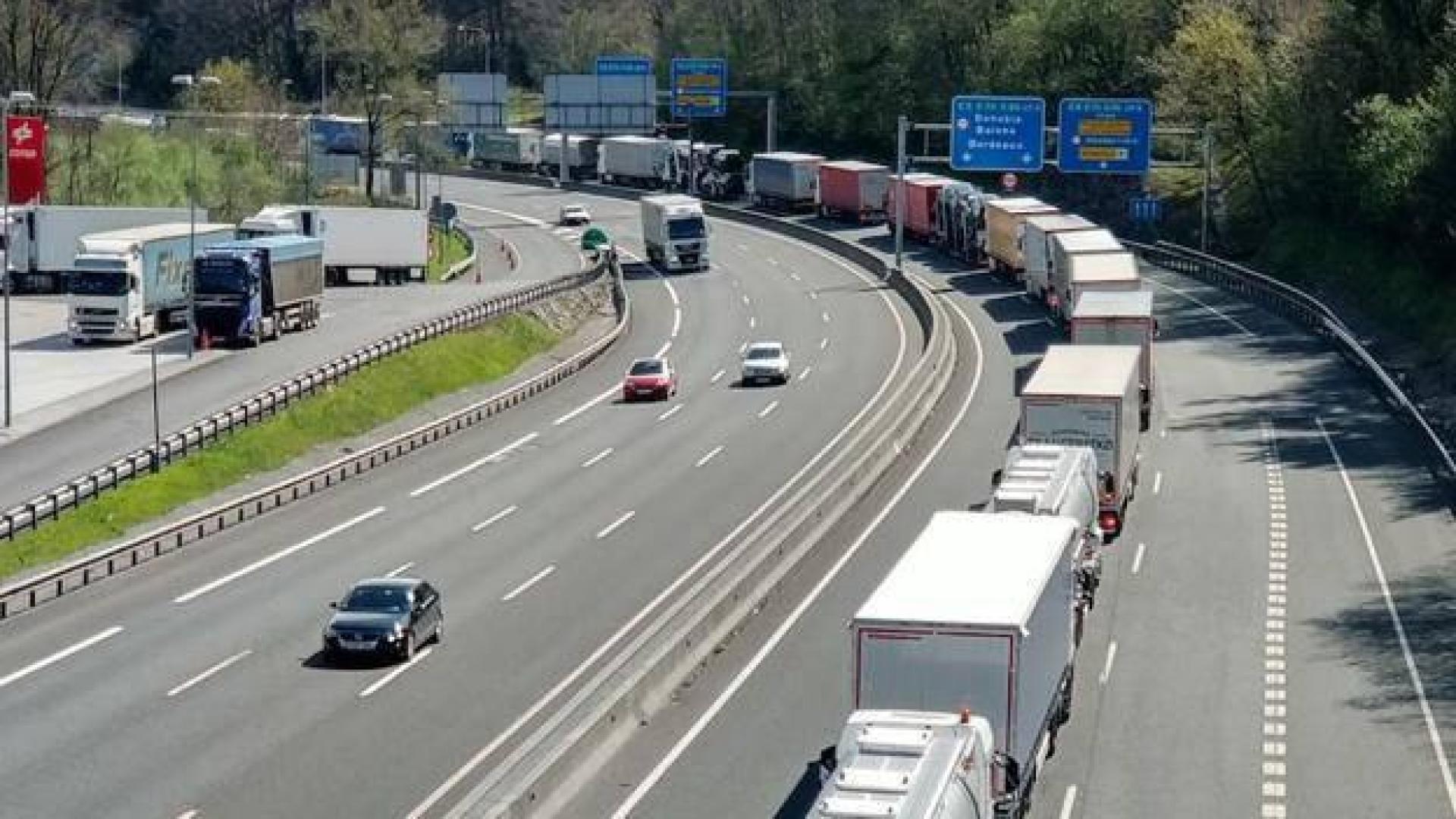Los camiones colapsan la AP-8 en Irun con colas de hasta 12 km