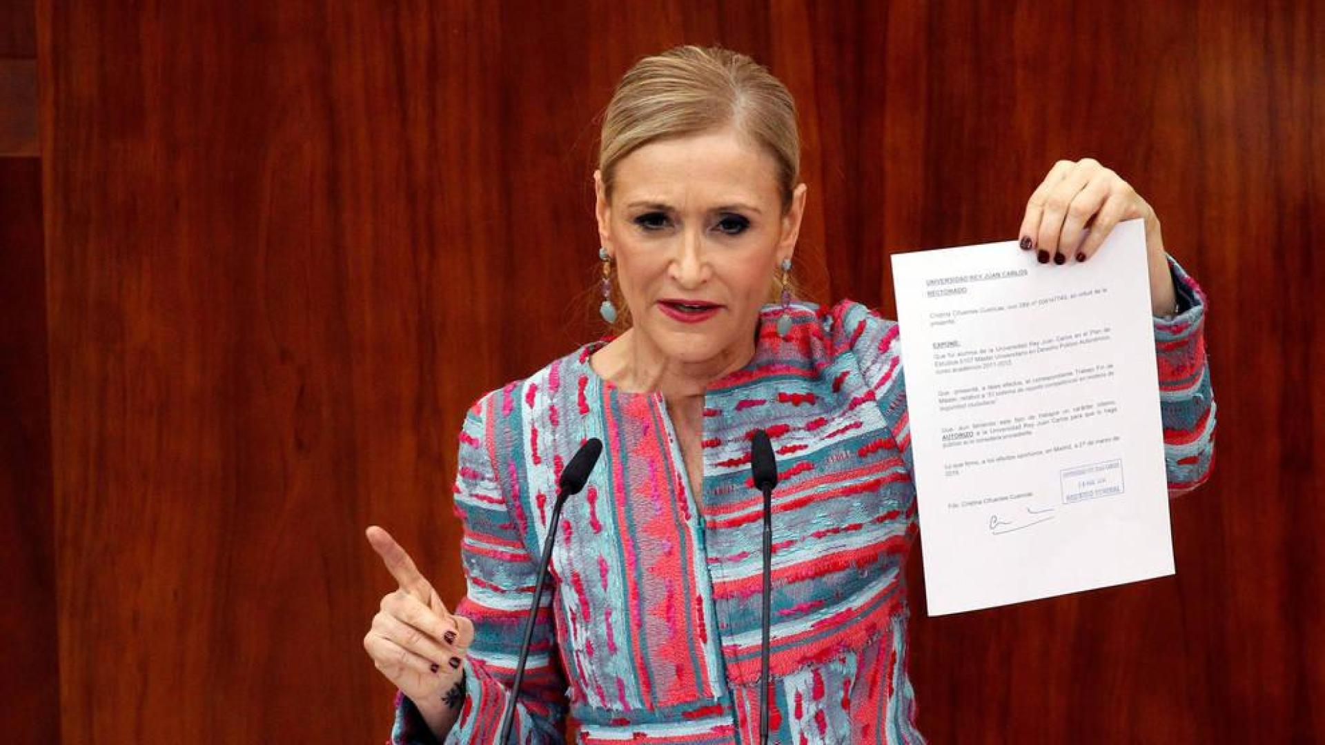 Cifuentes aporta un nuevo documento de su máster sobre un docente admitiendo el error