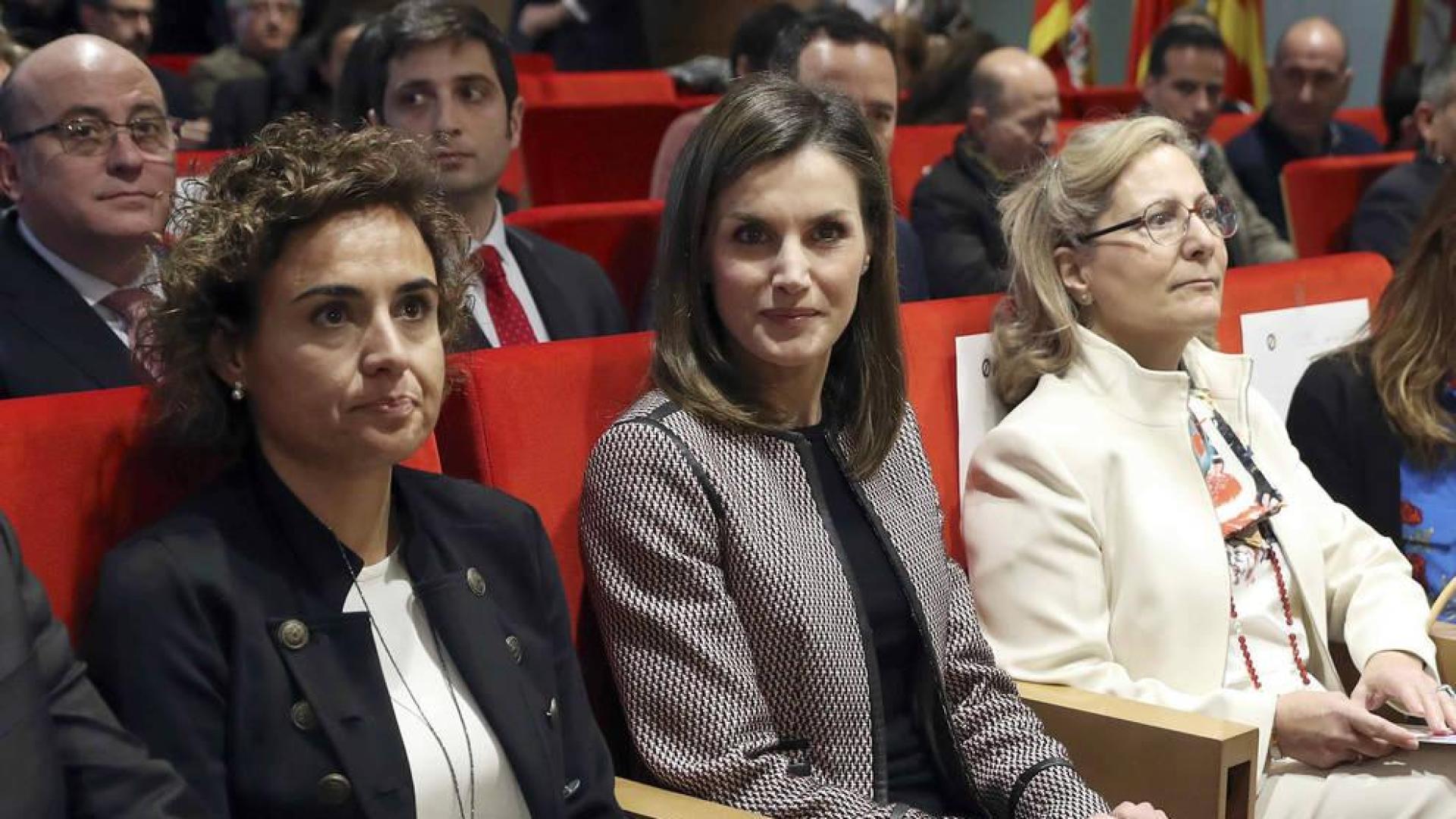 Una joven silba e increpa a la Reina Letizia a su salida de un acto en Madrid