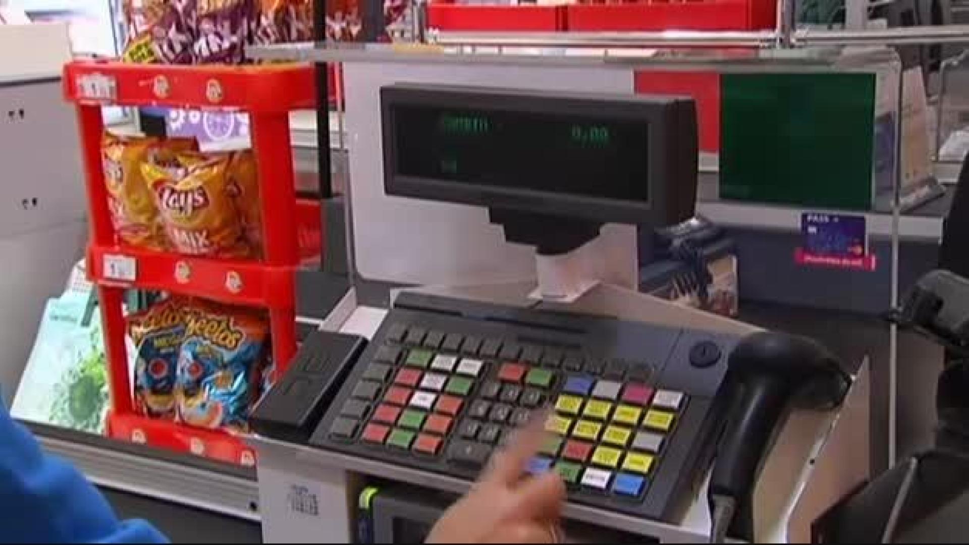 Cobrar las bolsas sí funciona: hay un 30% menos en el mar
