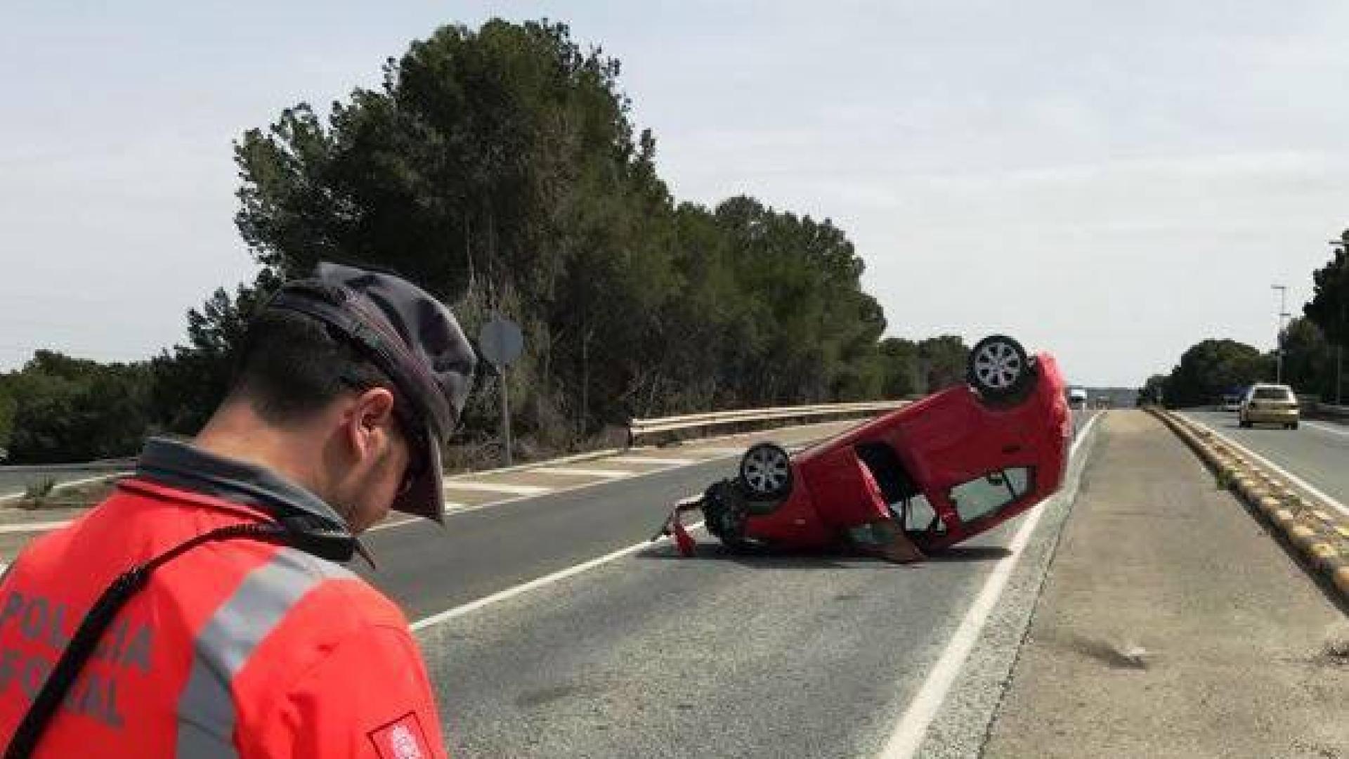 Dos heridos al salirse de la vía y volcar su vehículo en Castejón