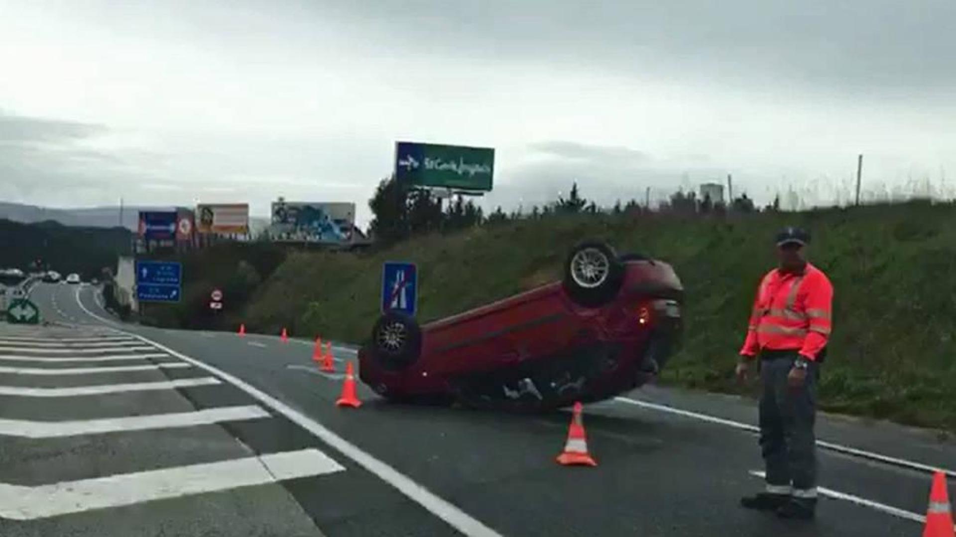 Vuelca un vehículo en la autovía A-15 a la salida de Zizur