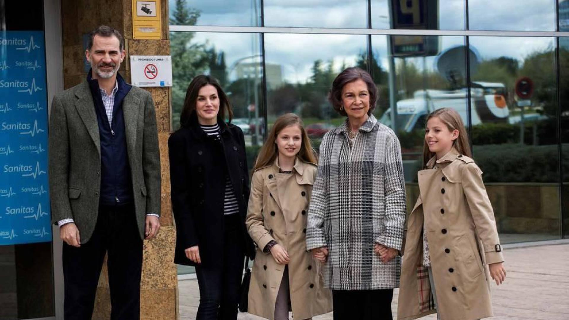 La Reina Sofía posa de la mano de sus nietas junto a Letizia y Felipe