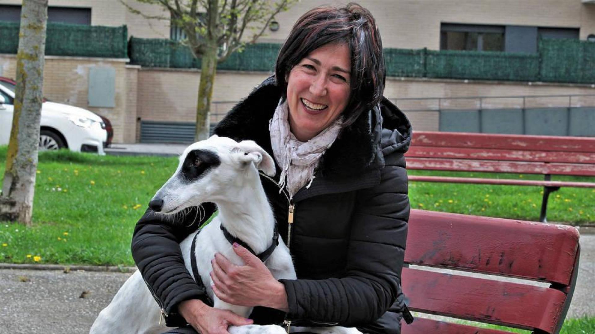 Y con Lluna, una perra galga, la familia llegó a tres