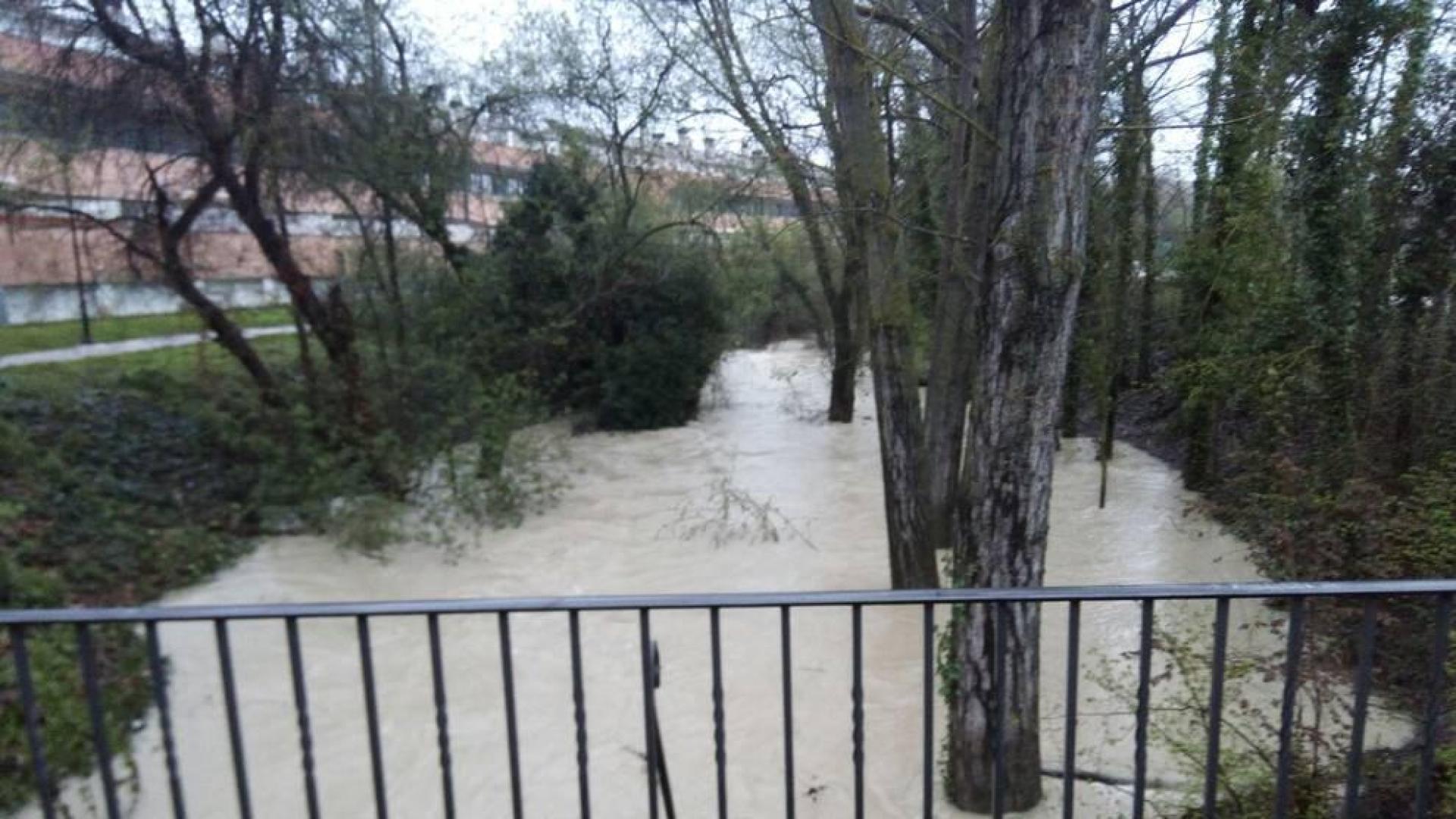 La lluvia de las últimas horas deja ríos desbordados y carreteras cortadas en Navarra
