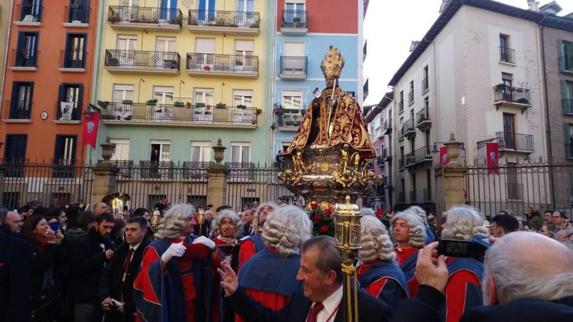 Suenan las campanas de la catedral de Pamplona para recibir al santo y su comitiva, que ya se encuentran en la puerta.