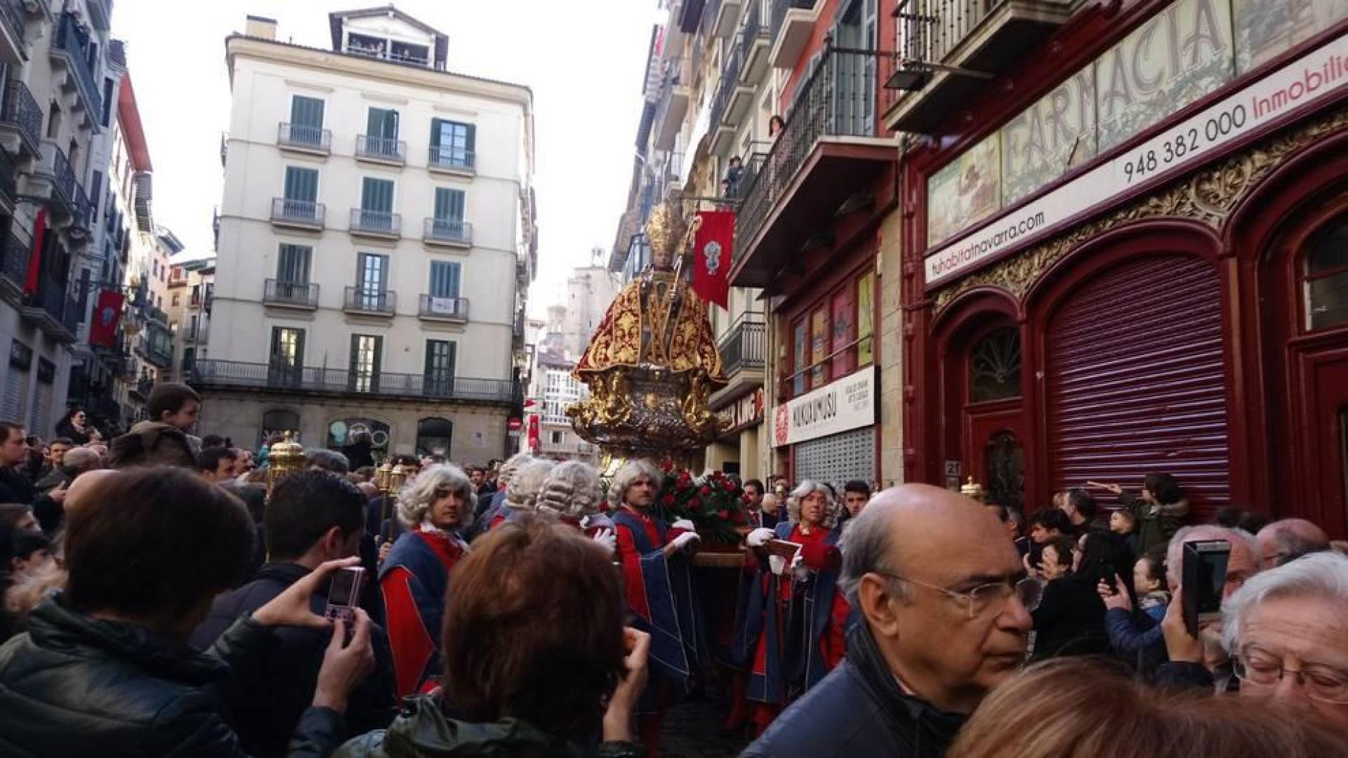El santo toma la curva de Mercaderes