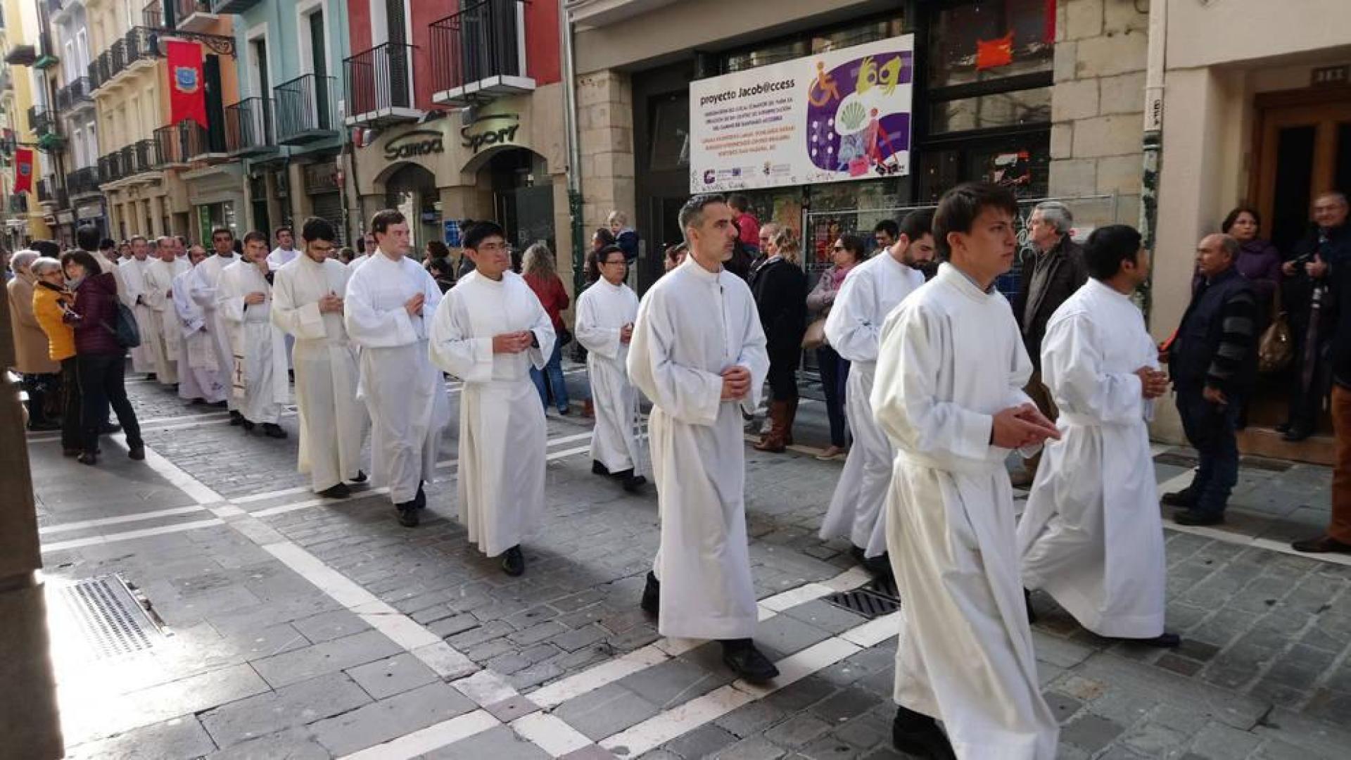 La comitiva, tras un breve parón de descanso, prosigue su recorrido.