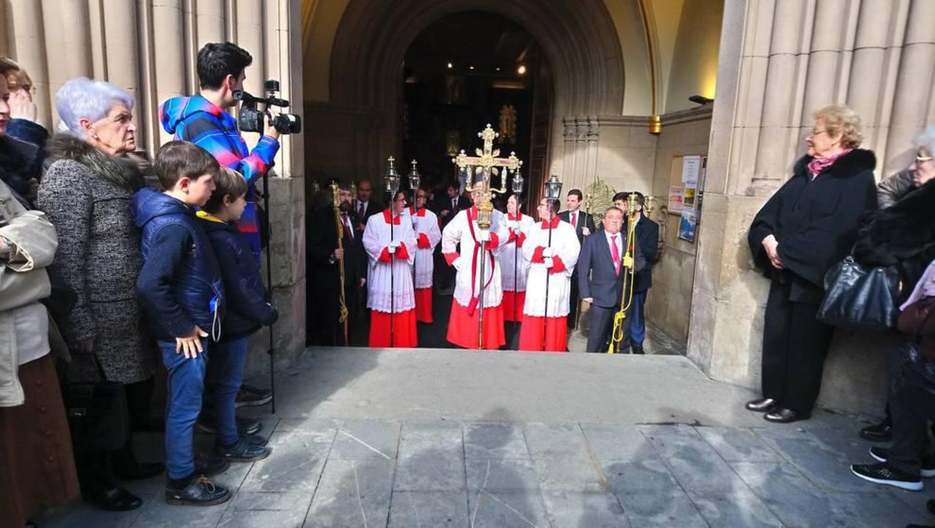 Los feligreses esperan la salida de San Fermín en el pórtico de la iglesia de San Lorenzo