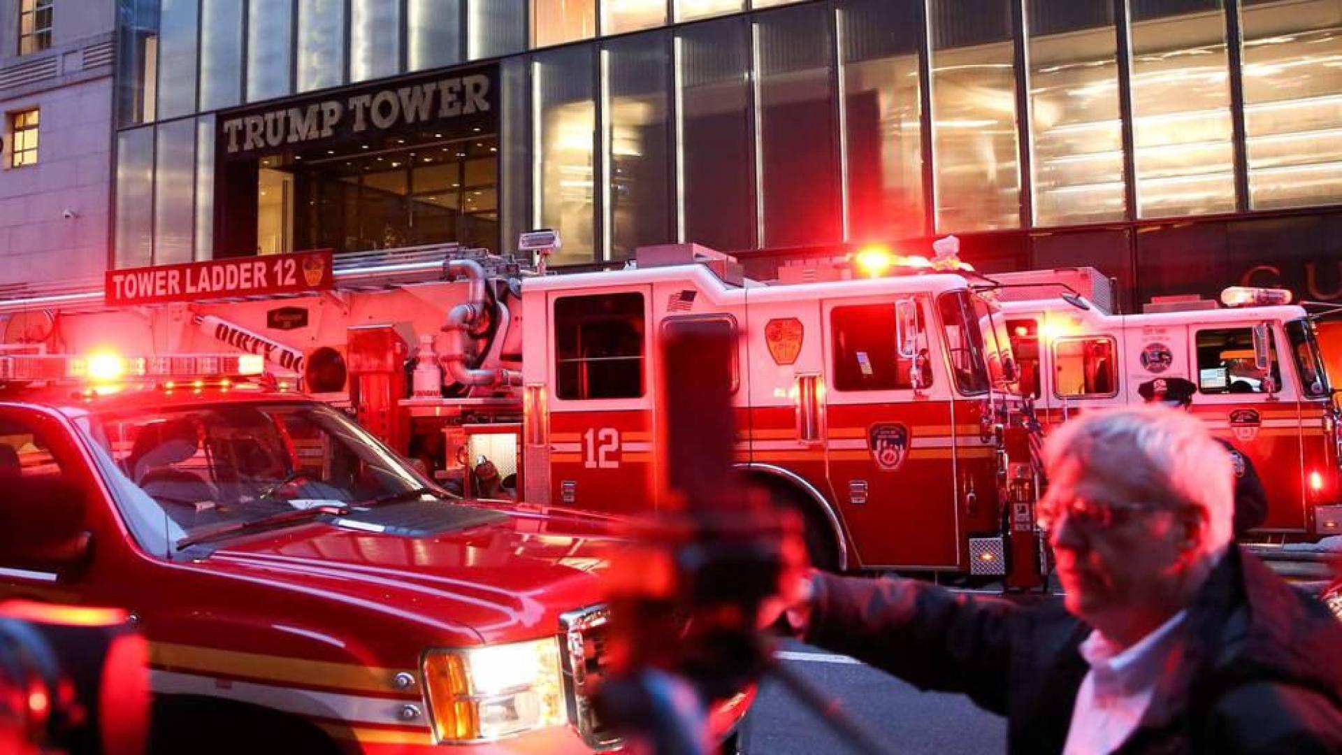 Un hombre murió y cuatro bomberos sufrieron lesiones leves por un incendio que se declaró hoy en la Torre Trump de Nueva York por motivos aún desconocidos, informaron fuentes oficiales.