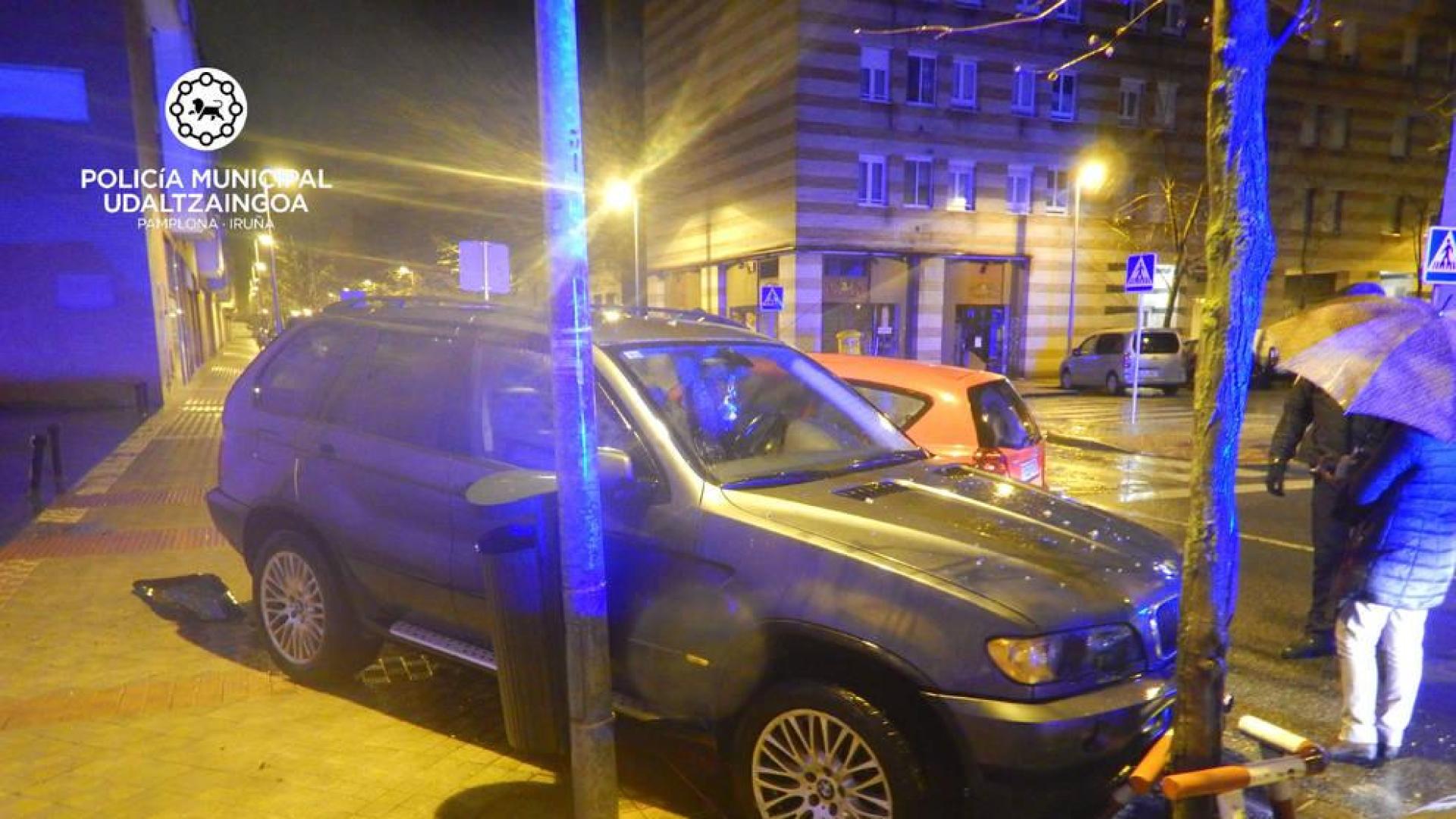 Detenido por circular marcha atrás, golpear un coche policial y superar la tasa de alcohol