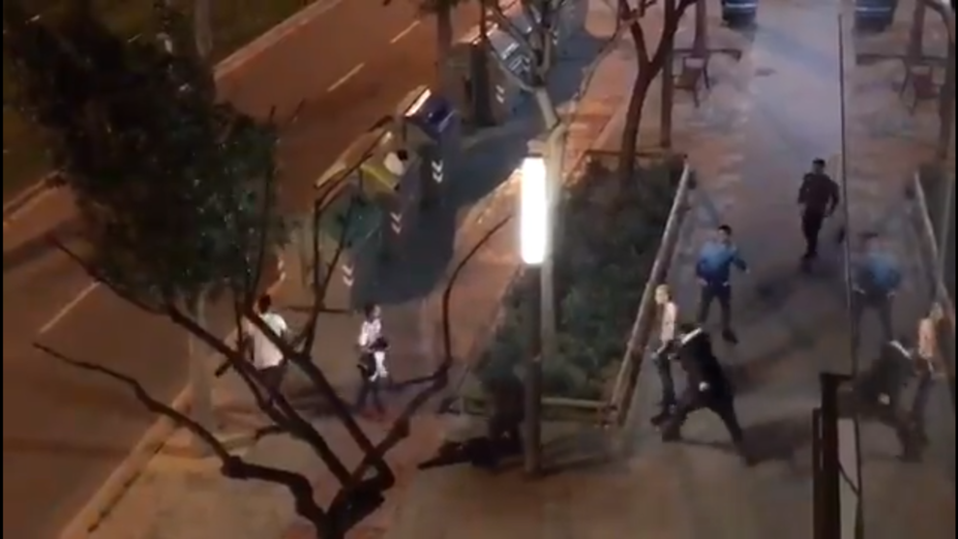 Tres jóvenes heridos graves en una batalla campal en Cornellà
