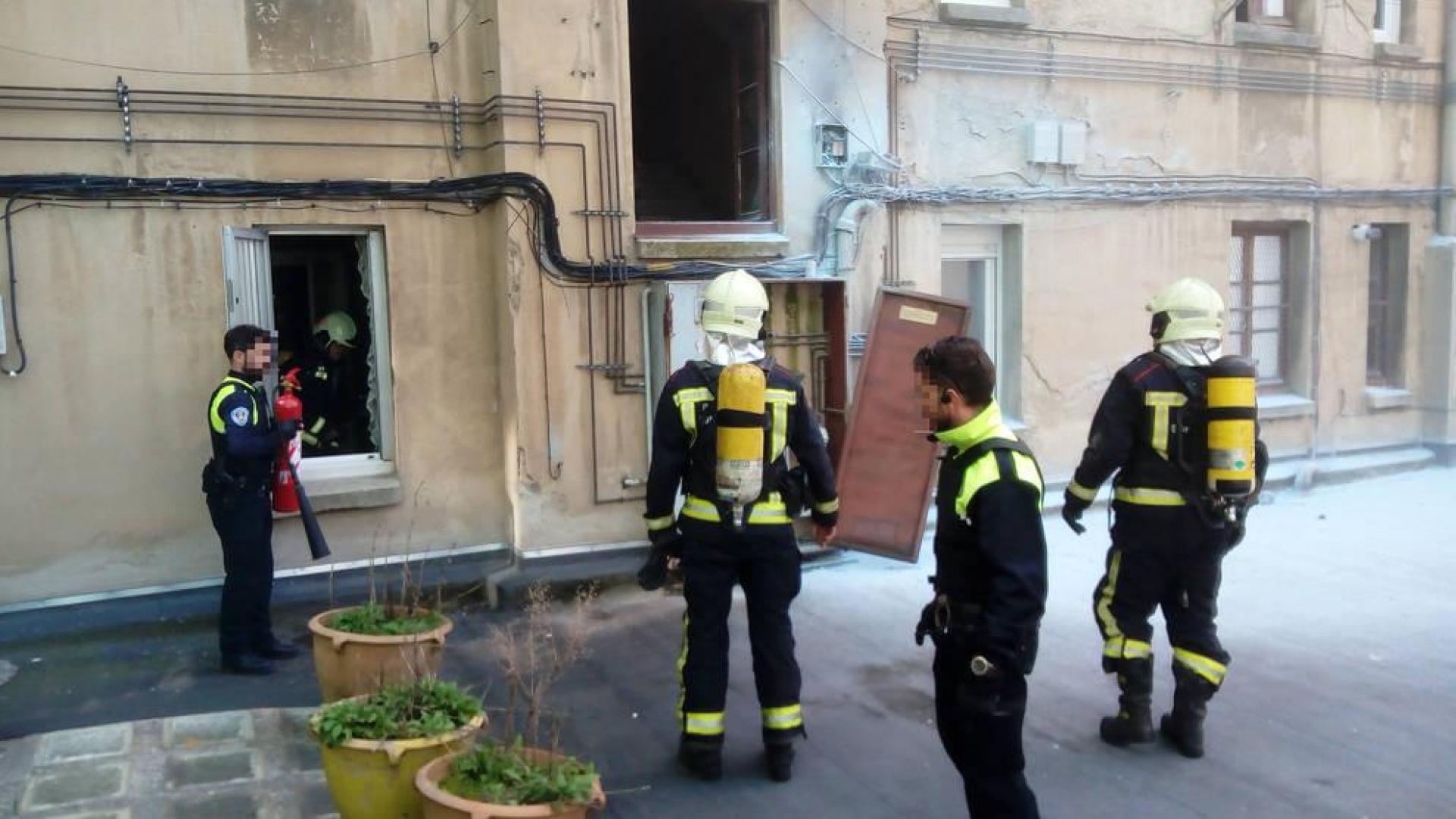 Un incendio obliga a desalojar un bloque de viviendas en Pamplona