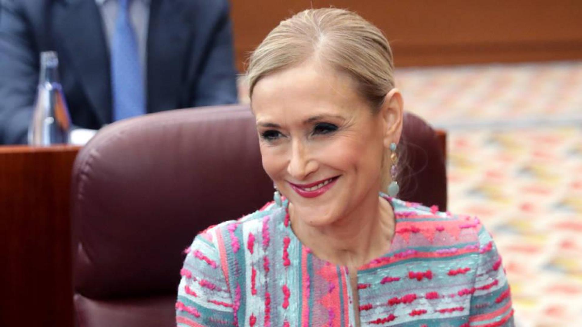 Aplauso cerrado del grupo Popular a Cifuentes a su llegada al Pleno del máster