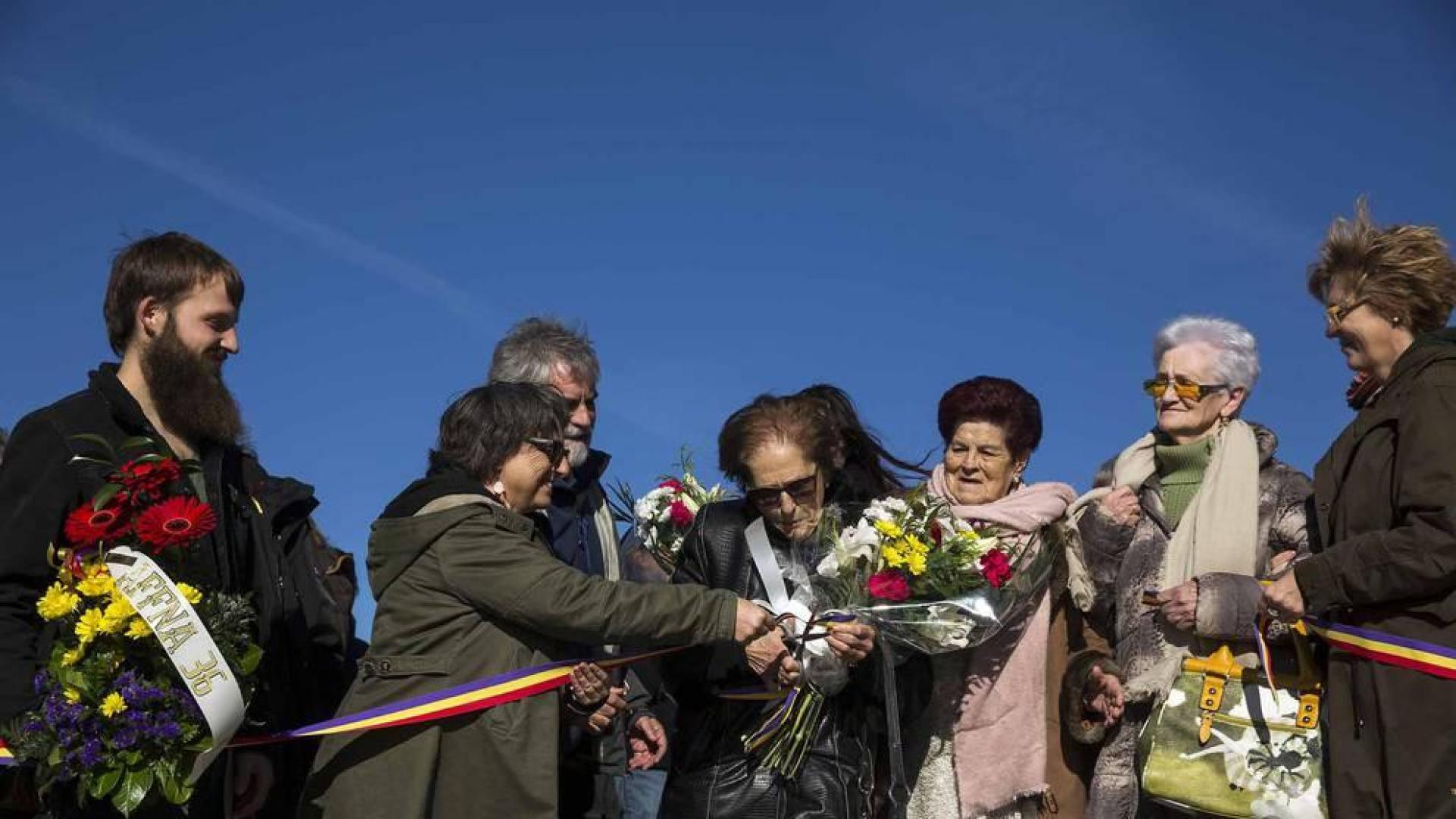 Este domingo se inauguró un monumento en piedra en recuerdo de quienes fueron asesinados por su vinculación política y sindical a favor de la Segunda República tras el golpe militar de julio de 1936