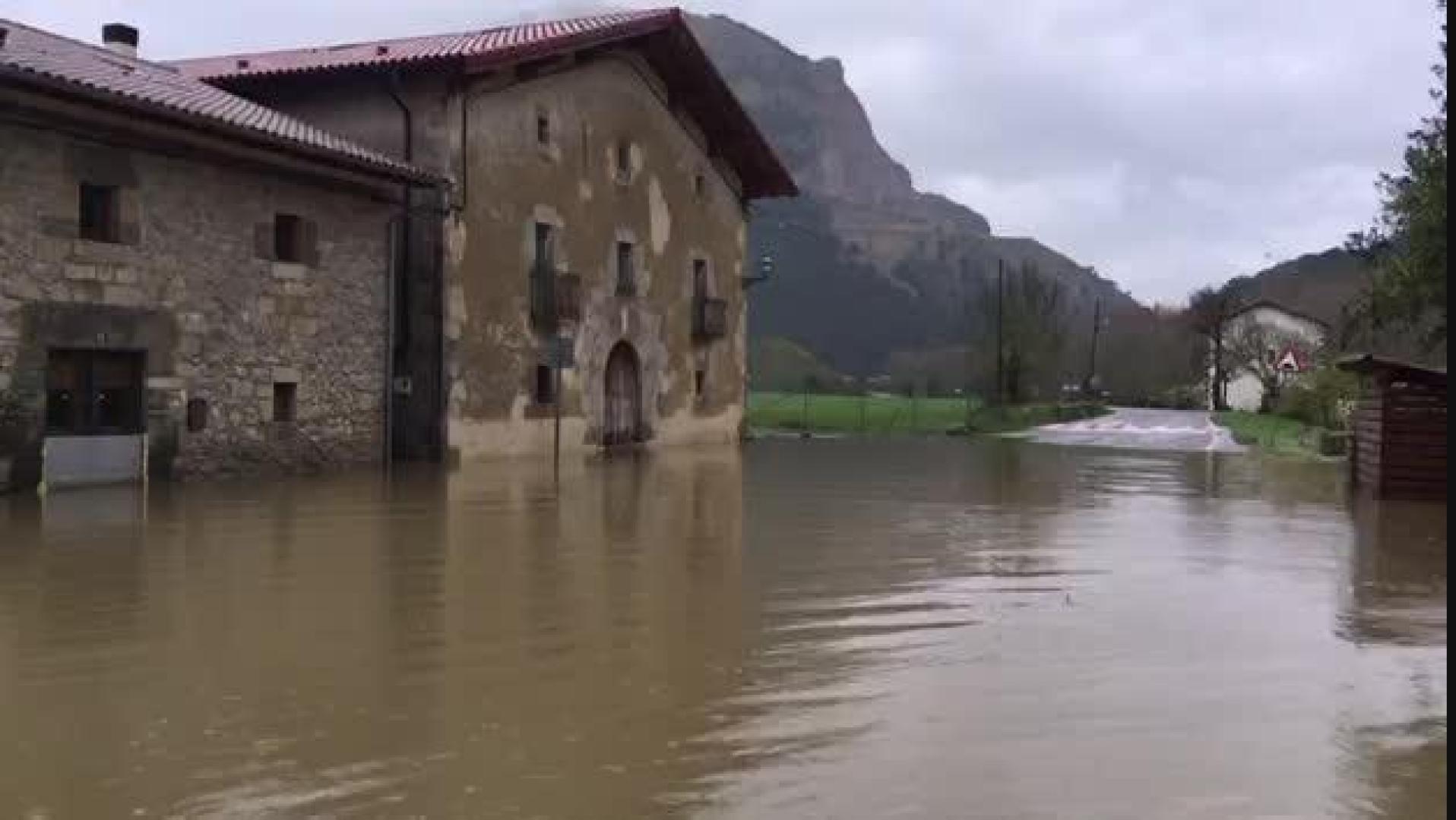 El río Arakil, desbordado a su paso por Errotz