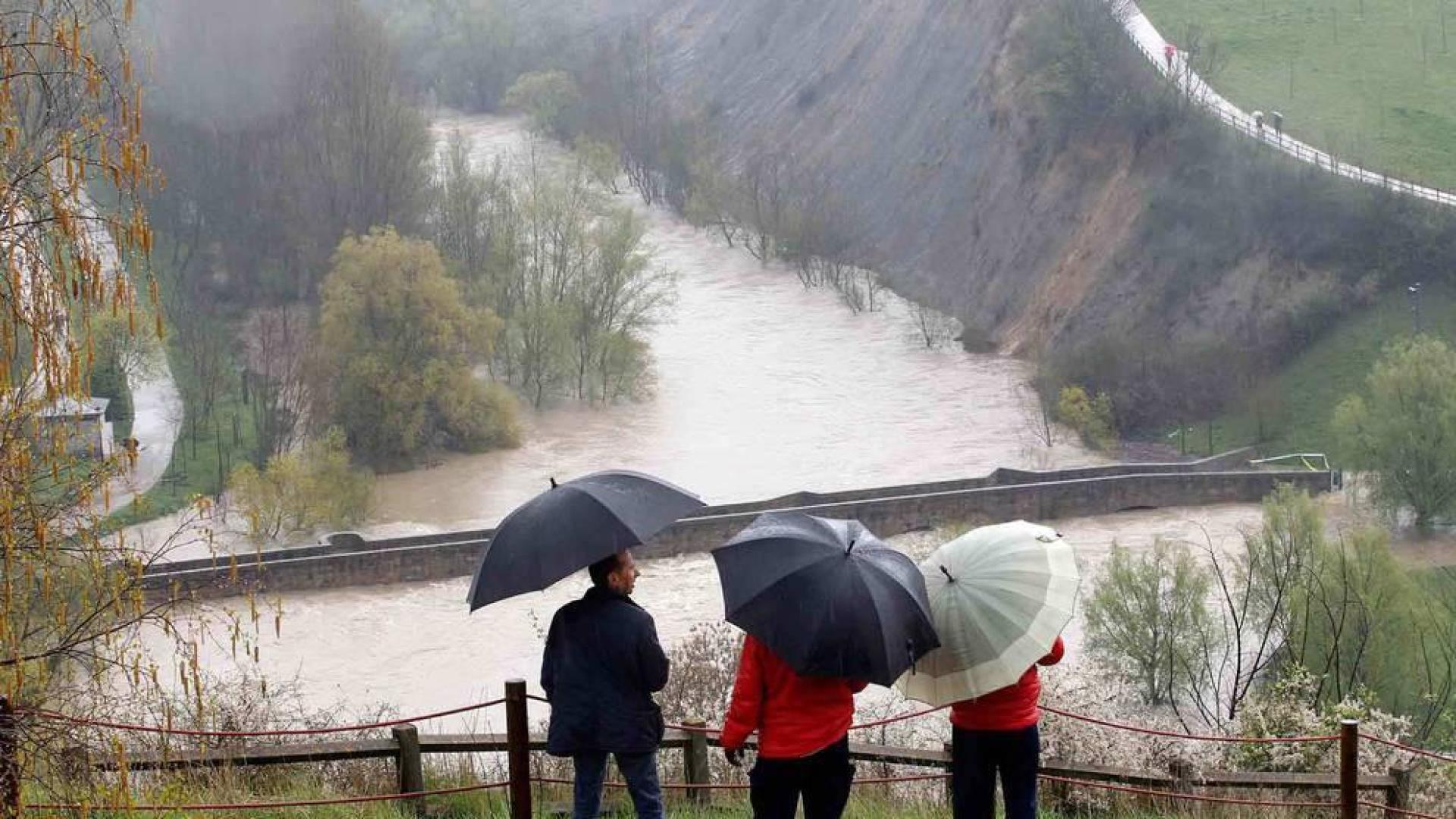Anegadas las piscinas y La Nogalera en Burlada por la crecida del Arga