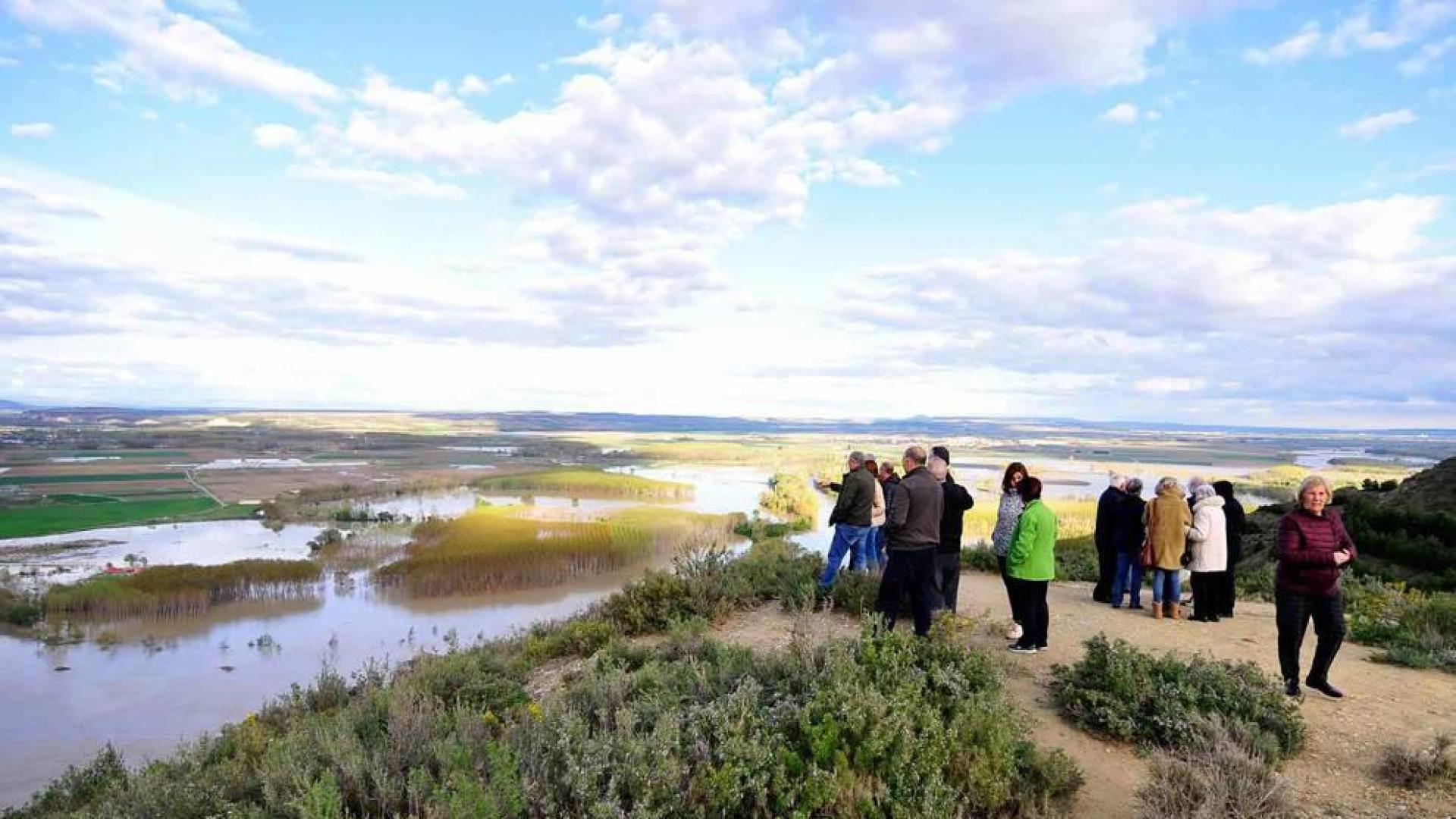 El retraso en la punta de la crecida del Arga dejó expectante a la Zona Media