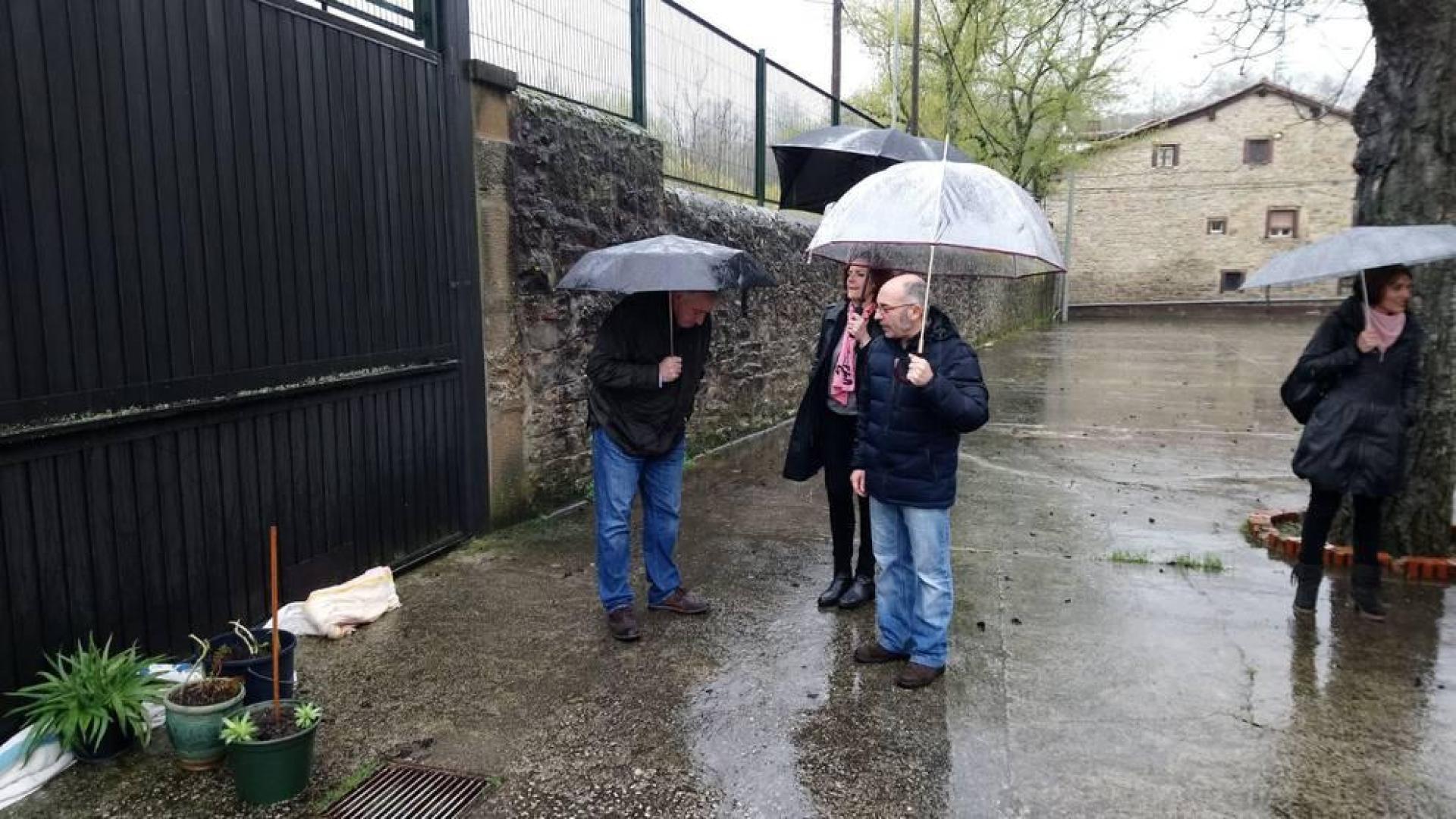 Joseba Asiron, junto a Joxe Martín Abaurrea e Itziar Gómez, la zona de la Magdalena