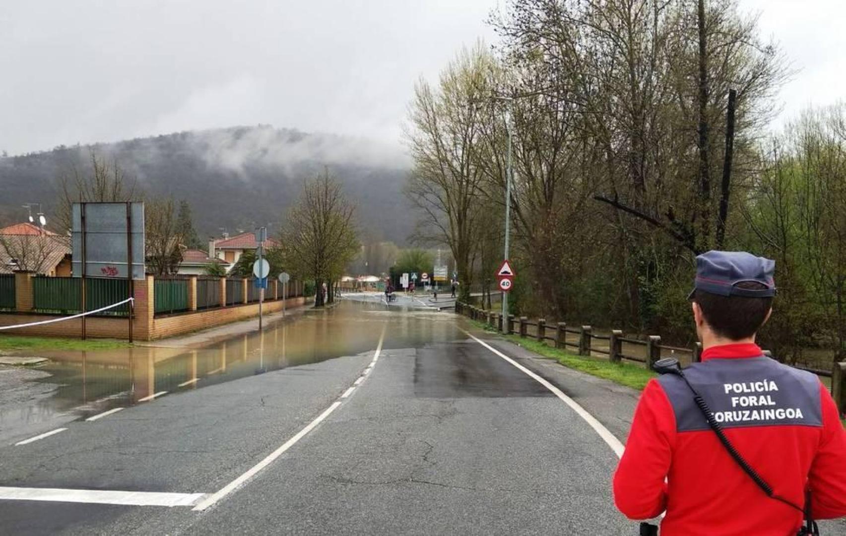 Un agente vigila el acceso a las huertas