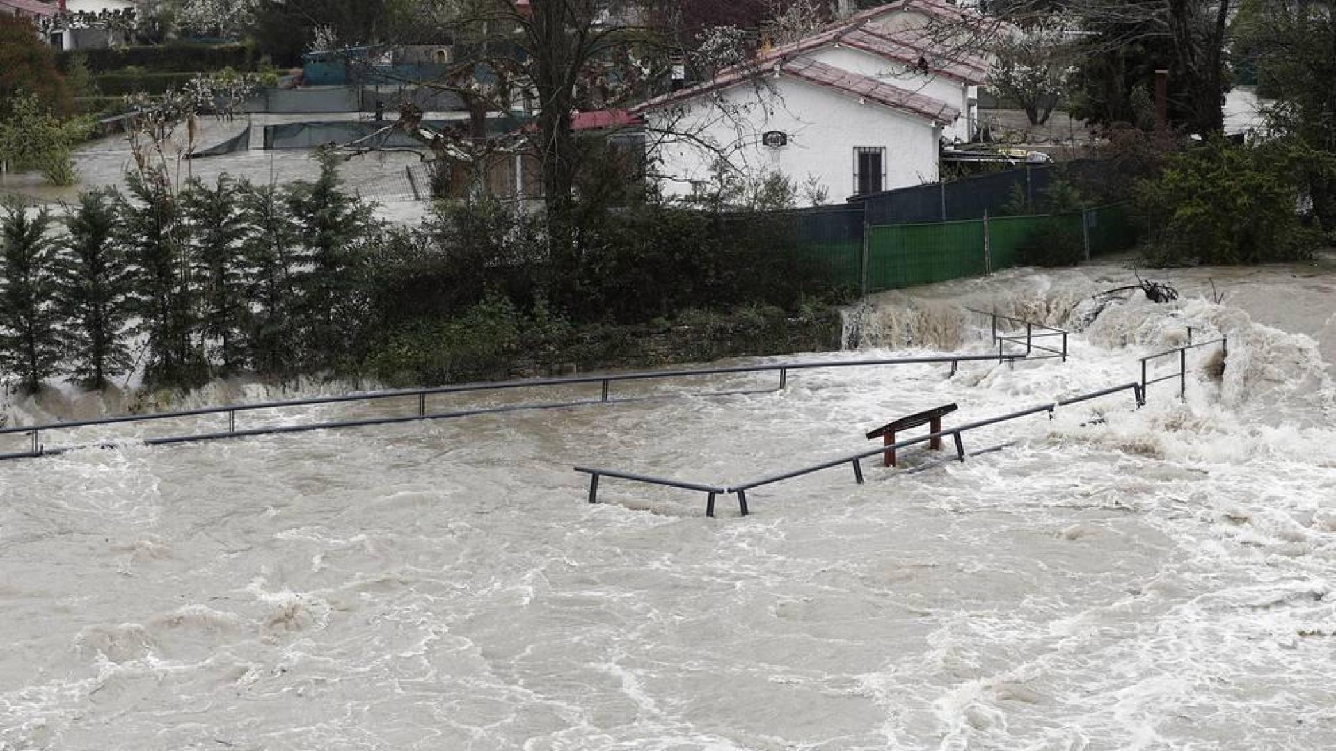 El río Arga se ha salido ya de su cauce en varias zonas afectando a márgenes inundables y algunas calles
