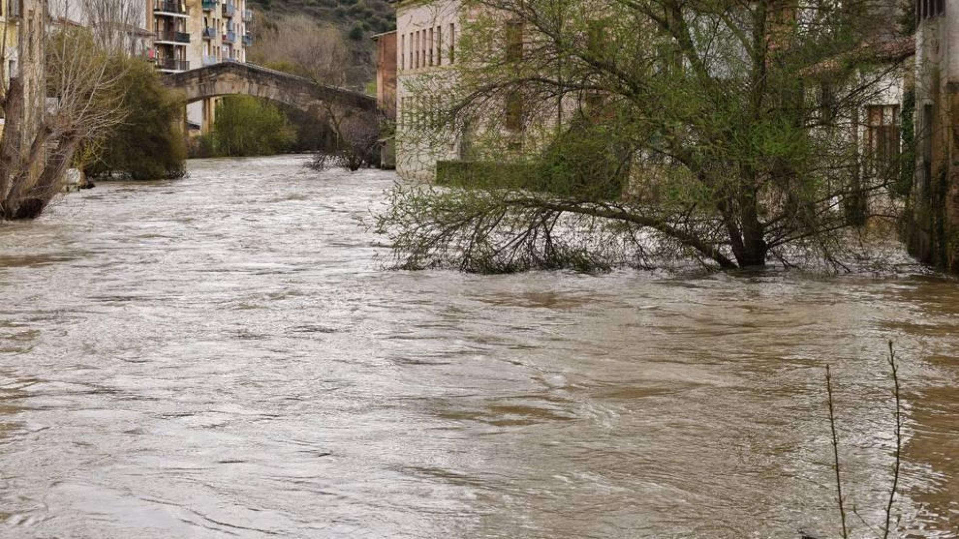 La recta de Arguedas con agua del barranco de Las Limas, cortes en la NA-134 y agua en las Bardenas tras las lluvias del 12 de abril.