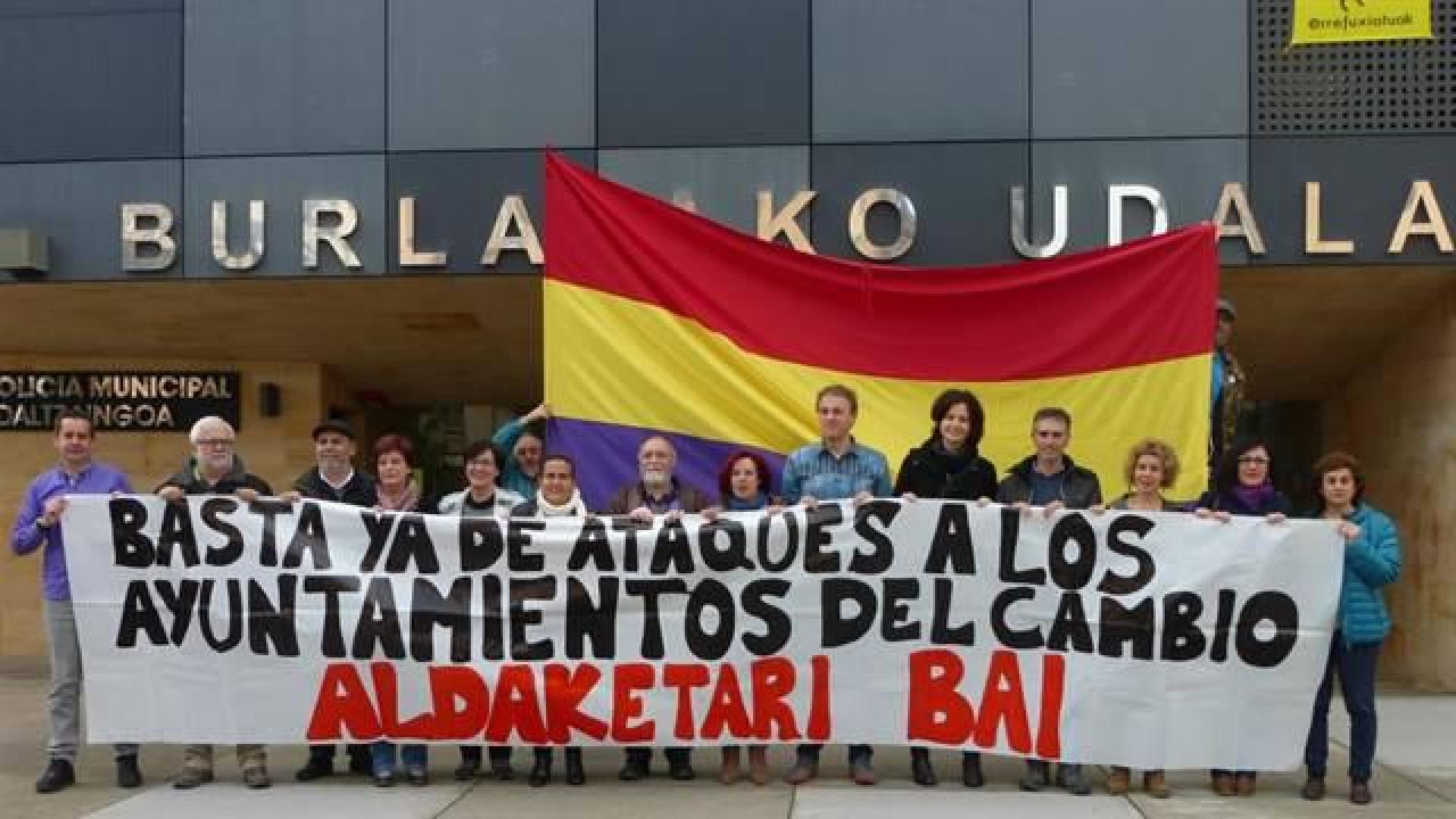 Concejales navarros afirman que la bandera republicana representa la "democracia"