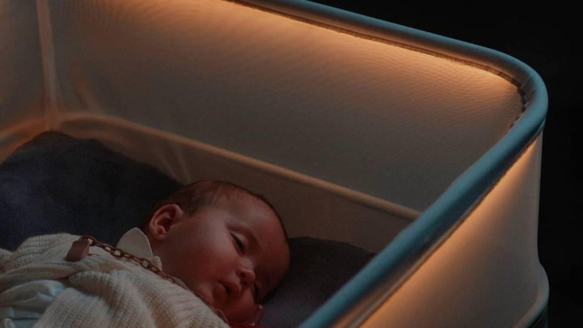 Fotos de la cuna inteligente de Ford que reproduce los movimientos y sonidos de un trayecto en coche.