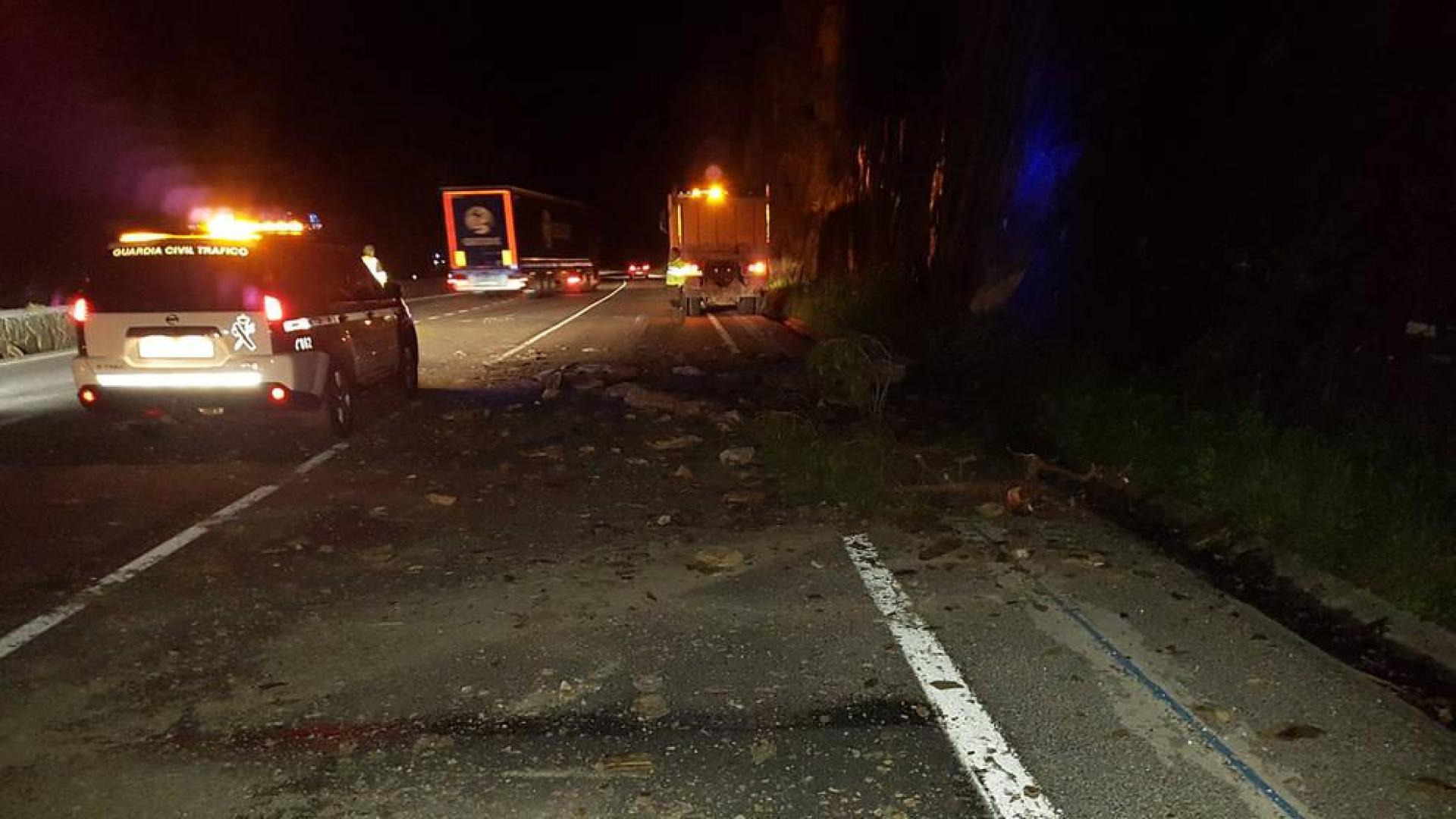 Un desprendimiento en la carretera corta la N-121-A en Igantzi
