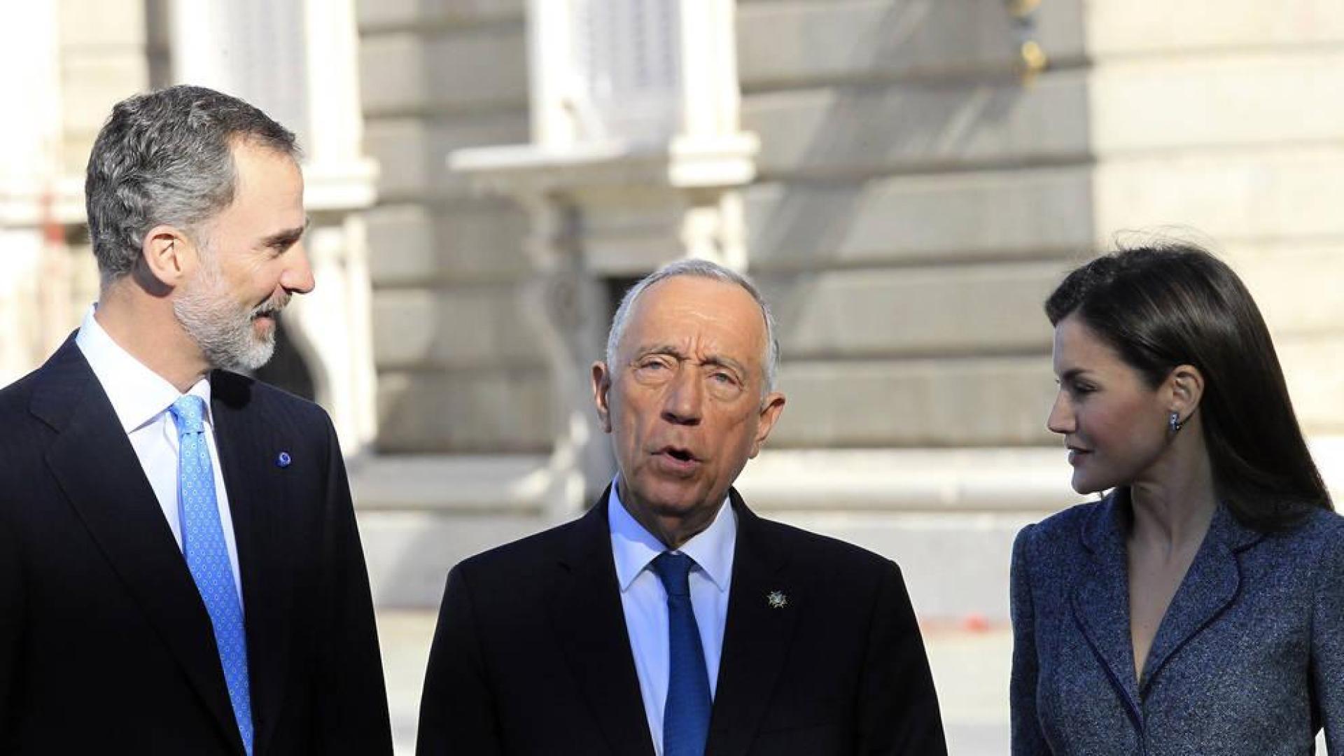 Los Reyes reciben a Rebelo de Sousa con una solemne ceremonia en el Palacio Real