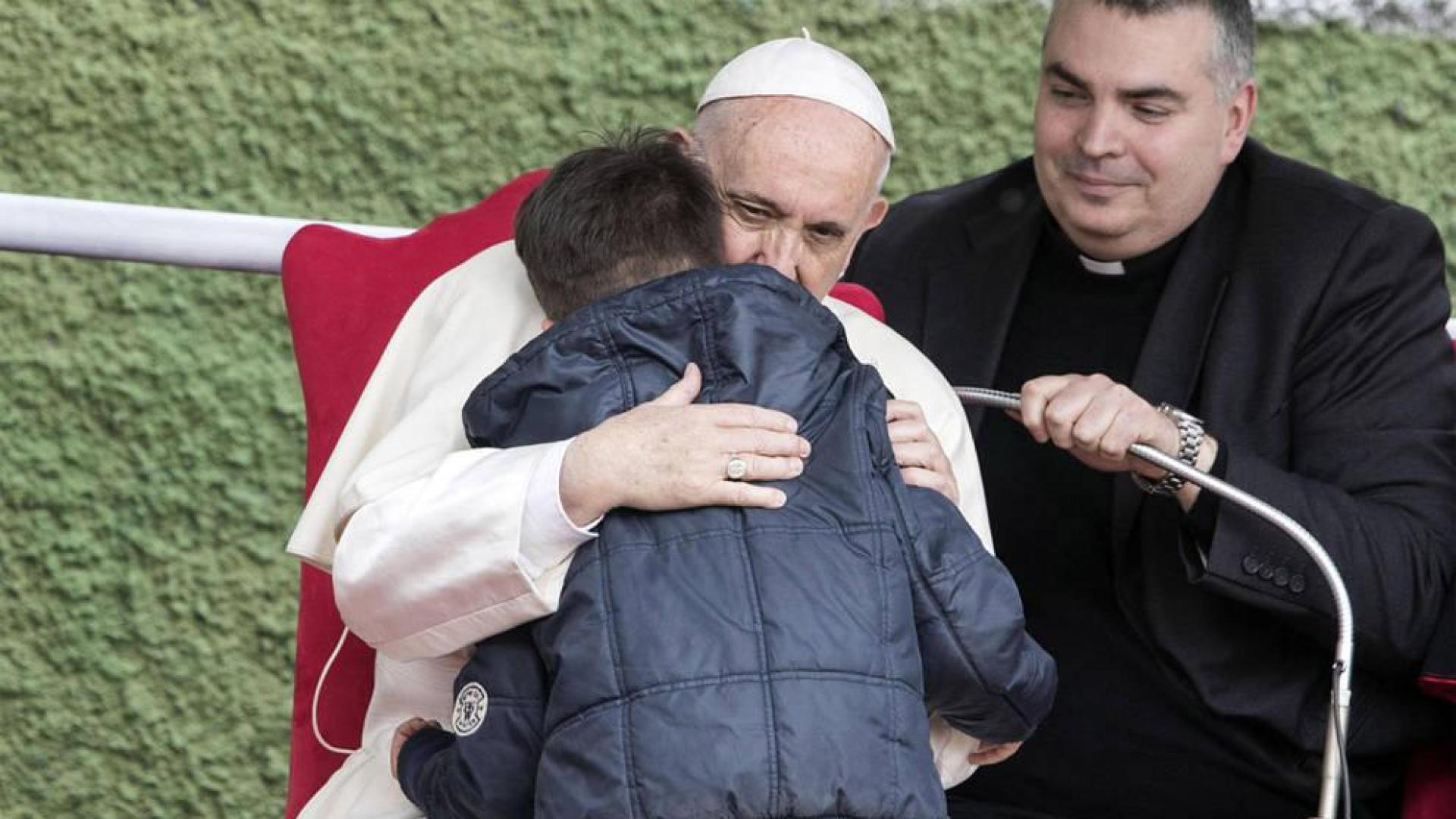 El Papa consuela a un niño que preguntó si su padre ateo estaba en el cielo