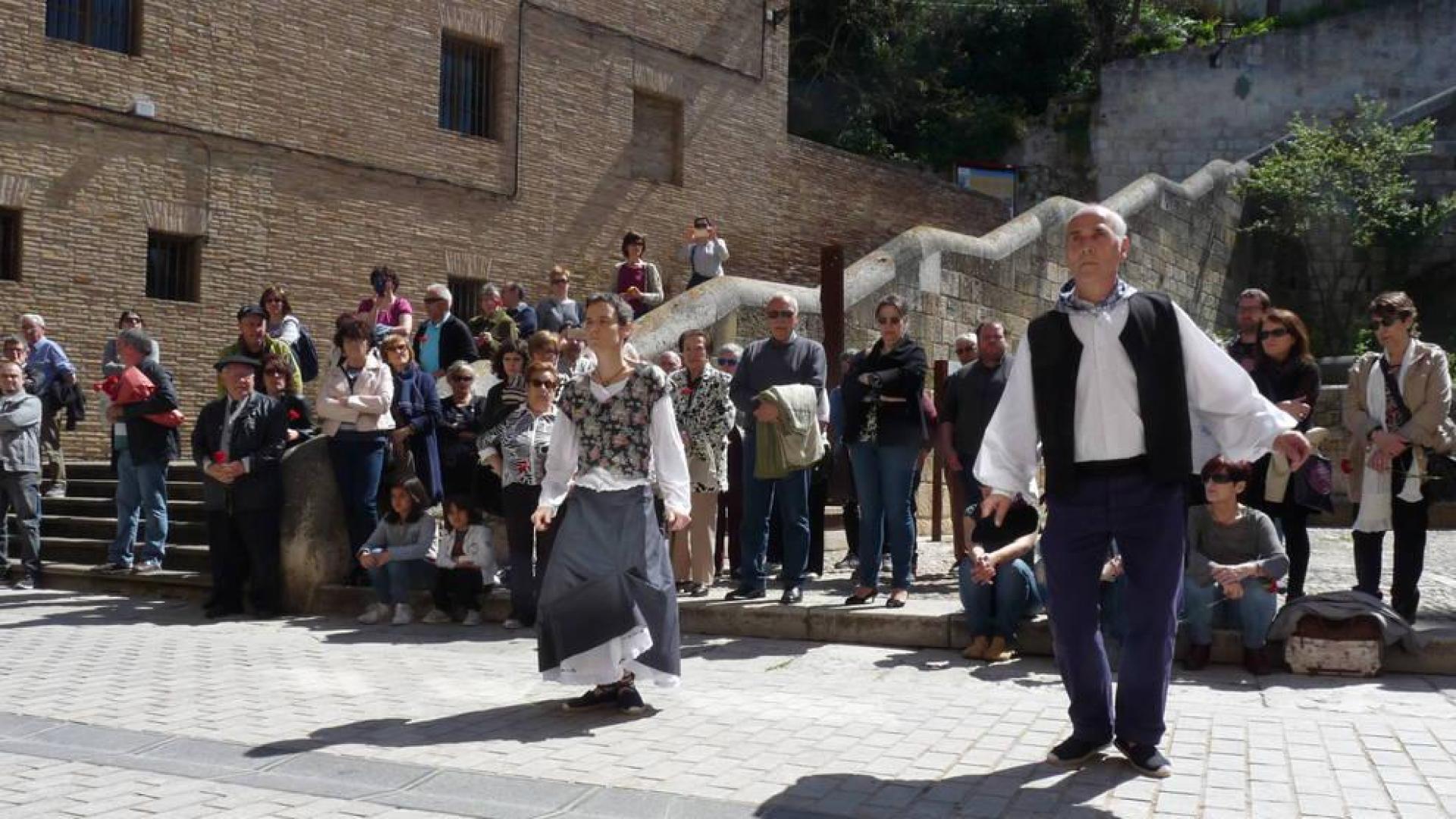 48 claveles rojos en homenaje a los fusilados en el 36 en Estella