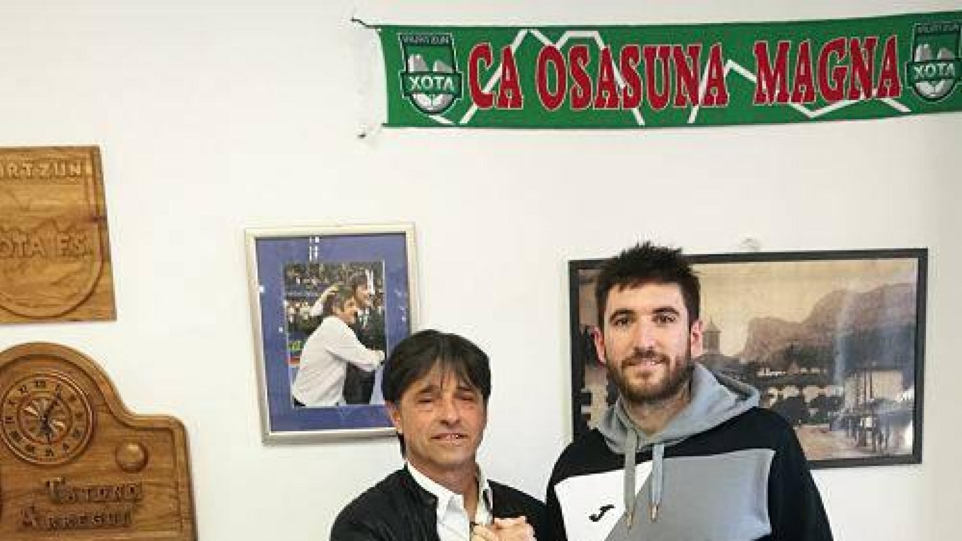 Roberto Martil renueva por dos temporadas y heredará el brazalete de Eseverri