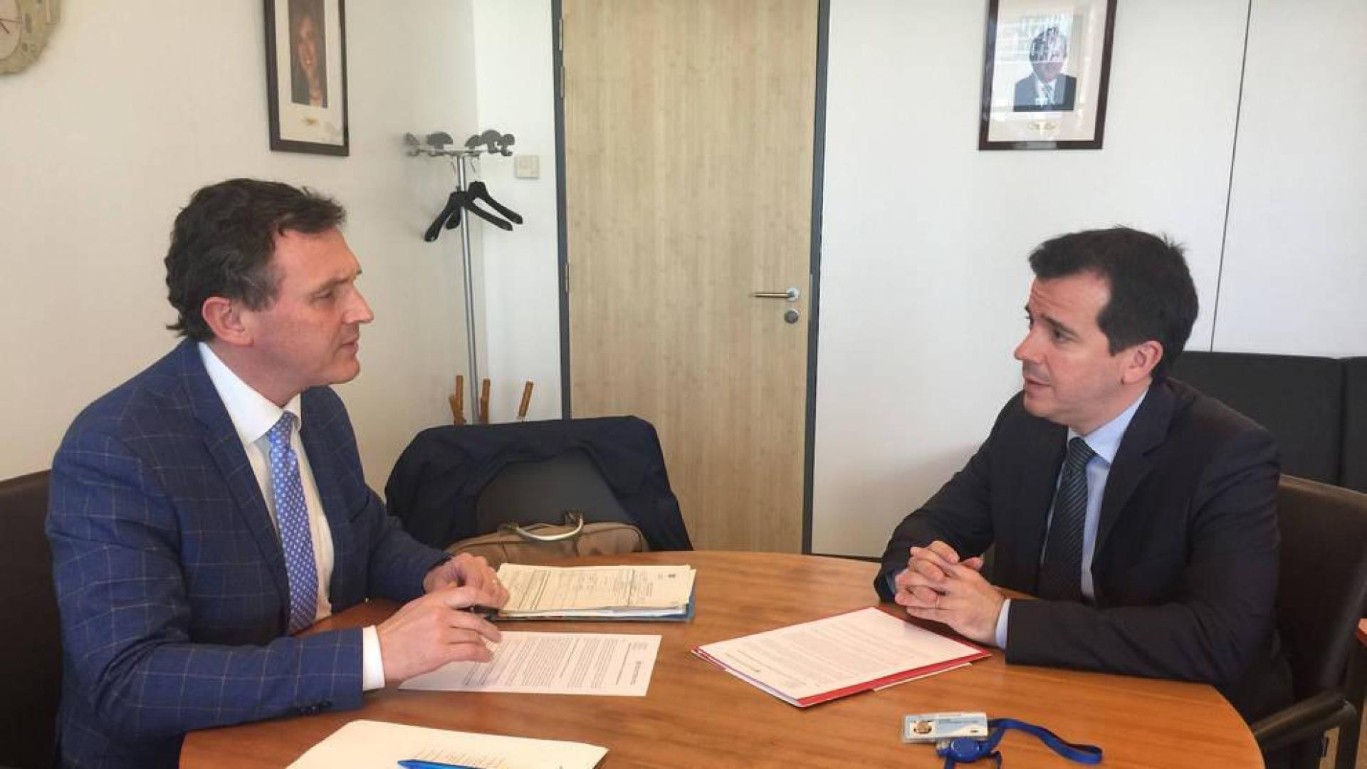 Karl Vanlouwe y Mikel Irujo, en la reunión que mantuvieron.