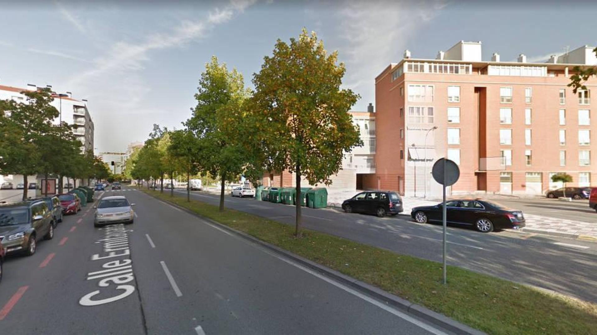 Rompe de un puñetazo el cristal de un vehículo y causa lesiones a su conductora