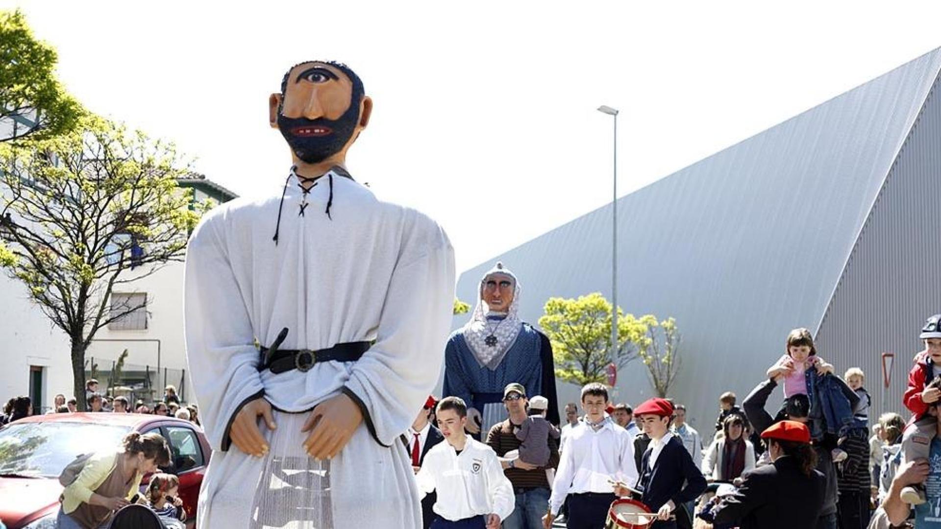 La chantrea ha celebrado las fiestas con calderetes y gigantes.