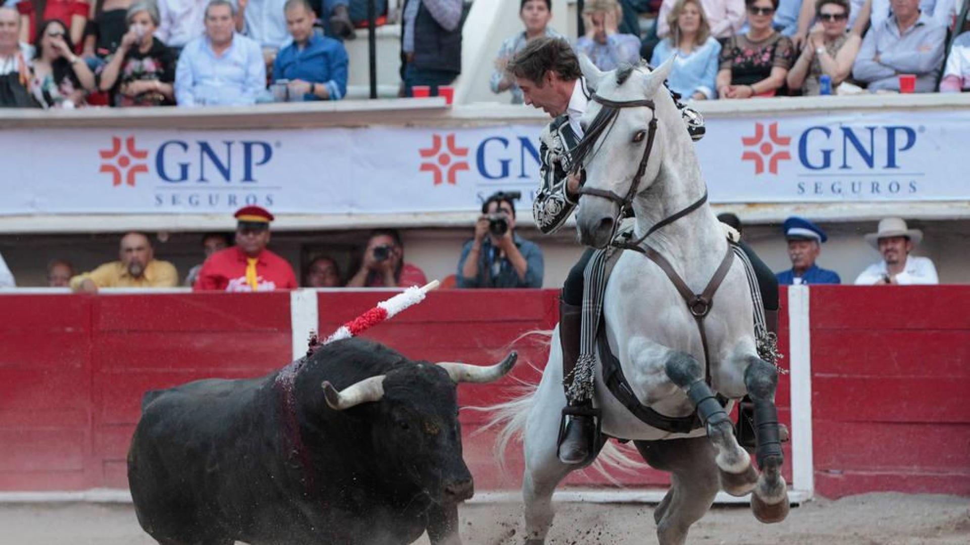 Pablo Hermoso de Mendoza se lleva dos orejas muy discutidas en México