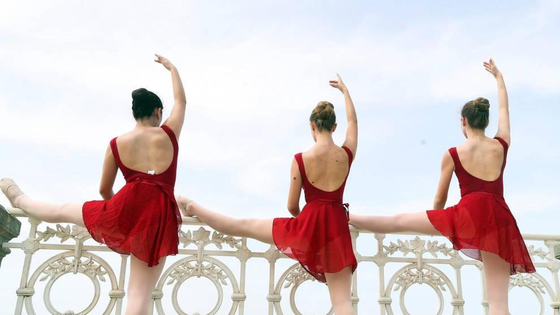 Esta cita para los jóvenes bailarines y bailarinas, que se lleva haciendo desde hace 21 años, se ha visto favorecida por un clima primaveral que ha acompañado una jornada más del Mes de la Danza de San Sebastián
