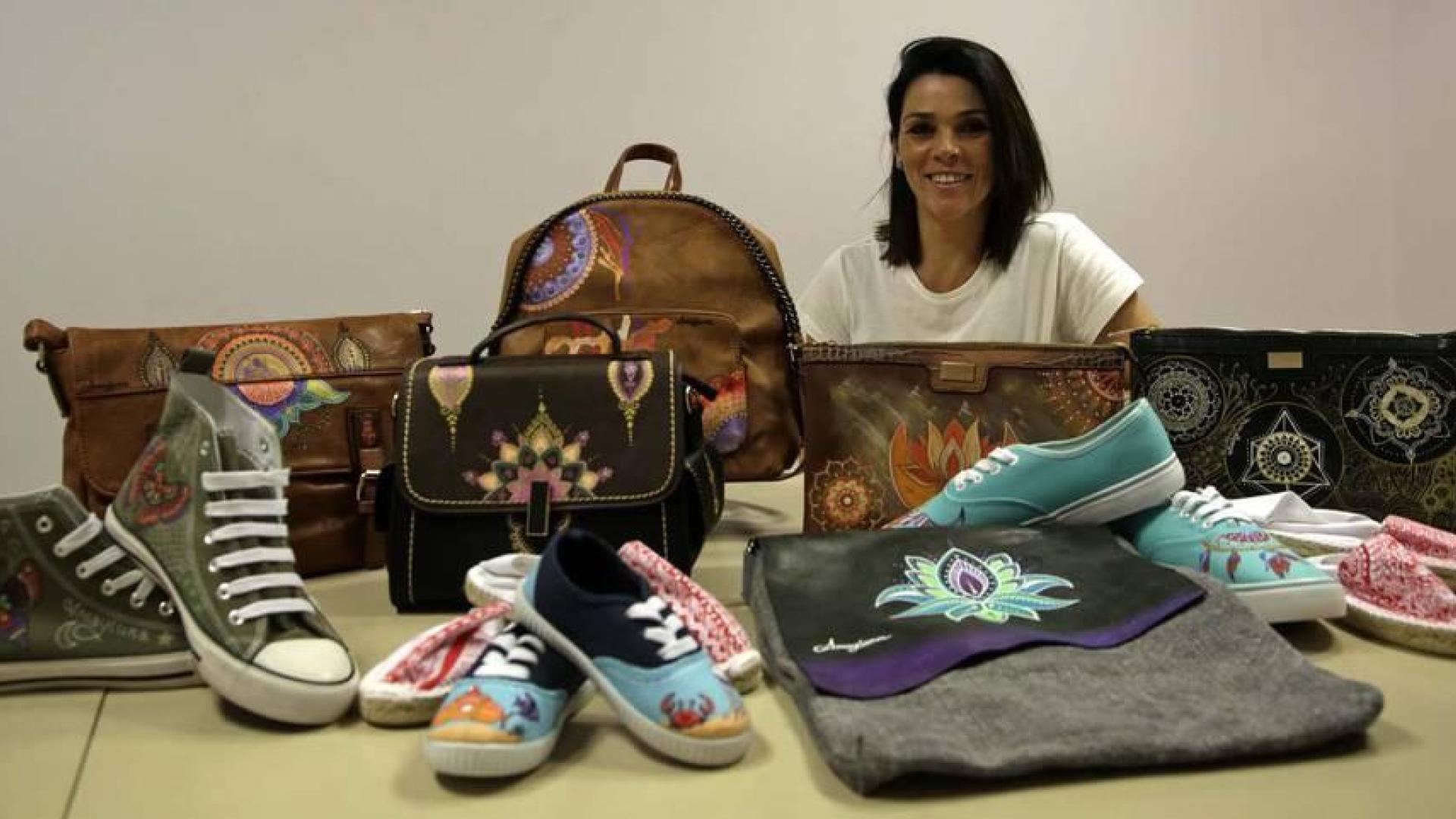 Amayluna, bolsos y zapatillas pintados a mano contra el duelo