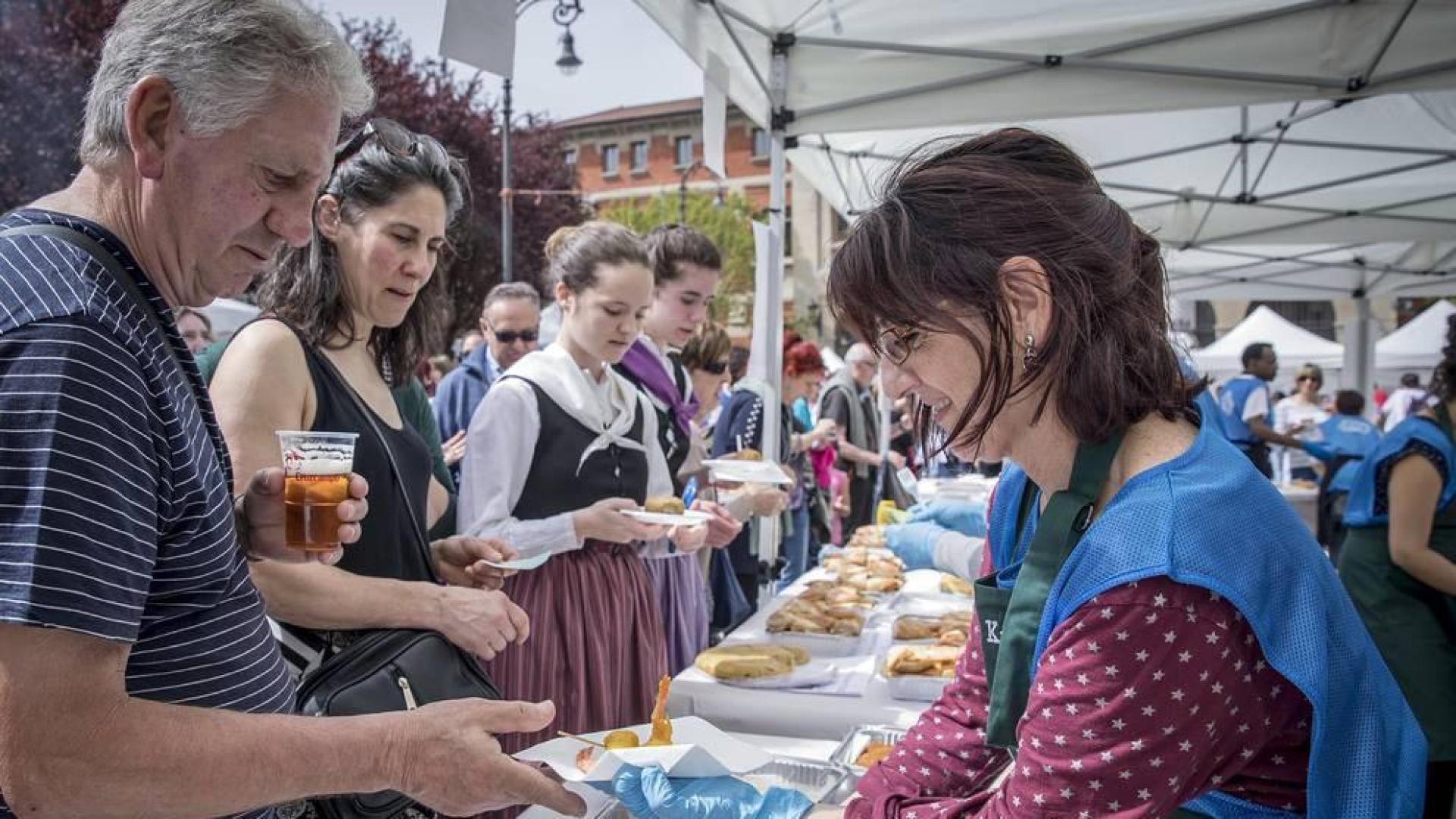 El escenario fue la plaza de San Francisco, donde el domingo se vendieron cerca de 5.000 pintxos -a un euro la unidad-, donados por 44 bares de Pamplona y Tafalla, y una veintena de empresas del sector alimentario. La recaudación por las ventas del evento de servirá para dar de comer a los refugiados que se concentran en Grecia, muchos de ellos sirios que huyen de la guerra que asola su país.